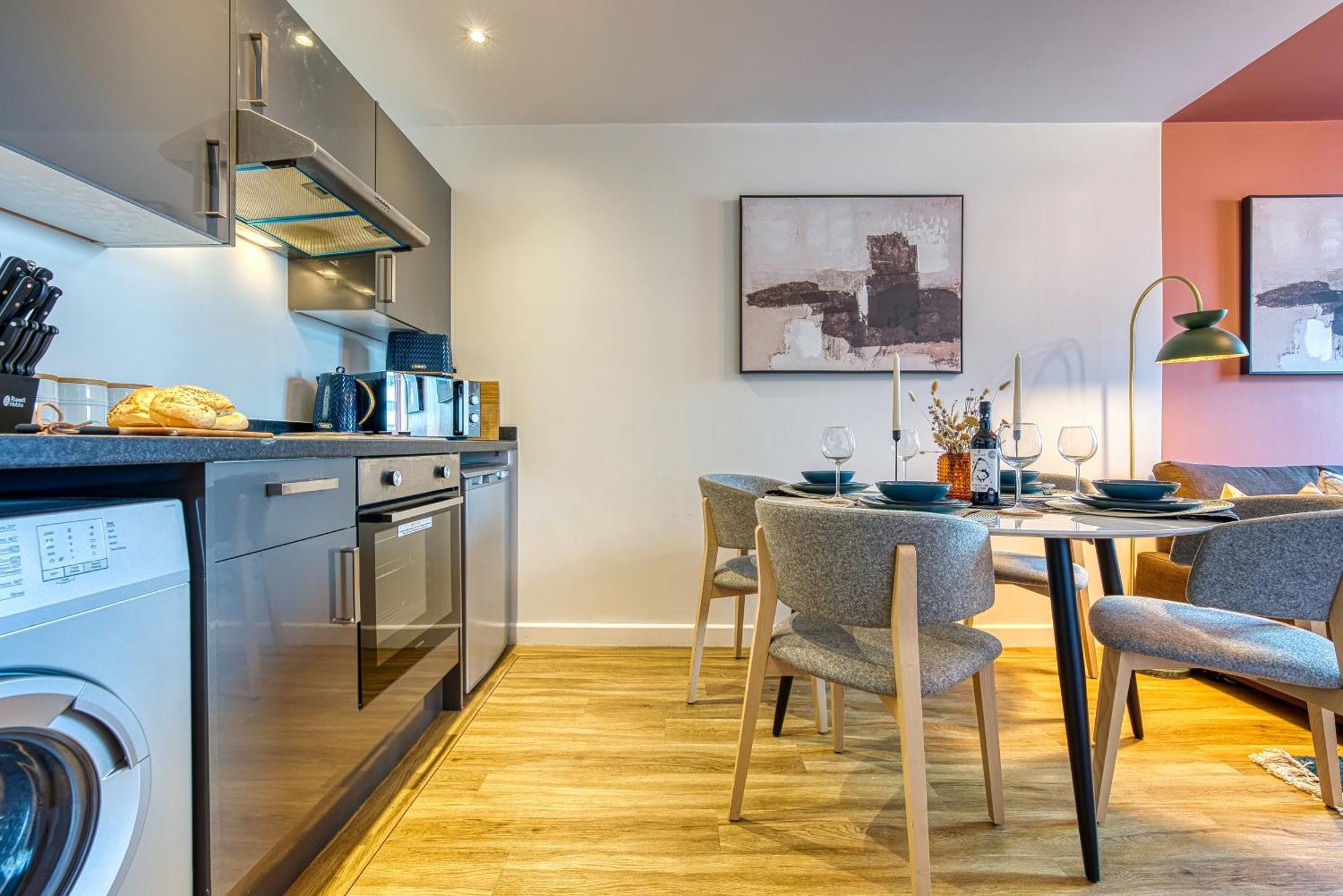 Blue Puffin Stays: Chic Near Gunwharf Quays &