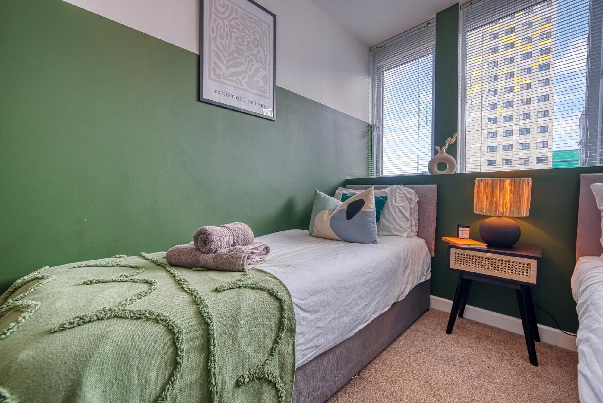 Blue Puffin Stays: Chic Near Gunwharf Quays & Apartment