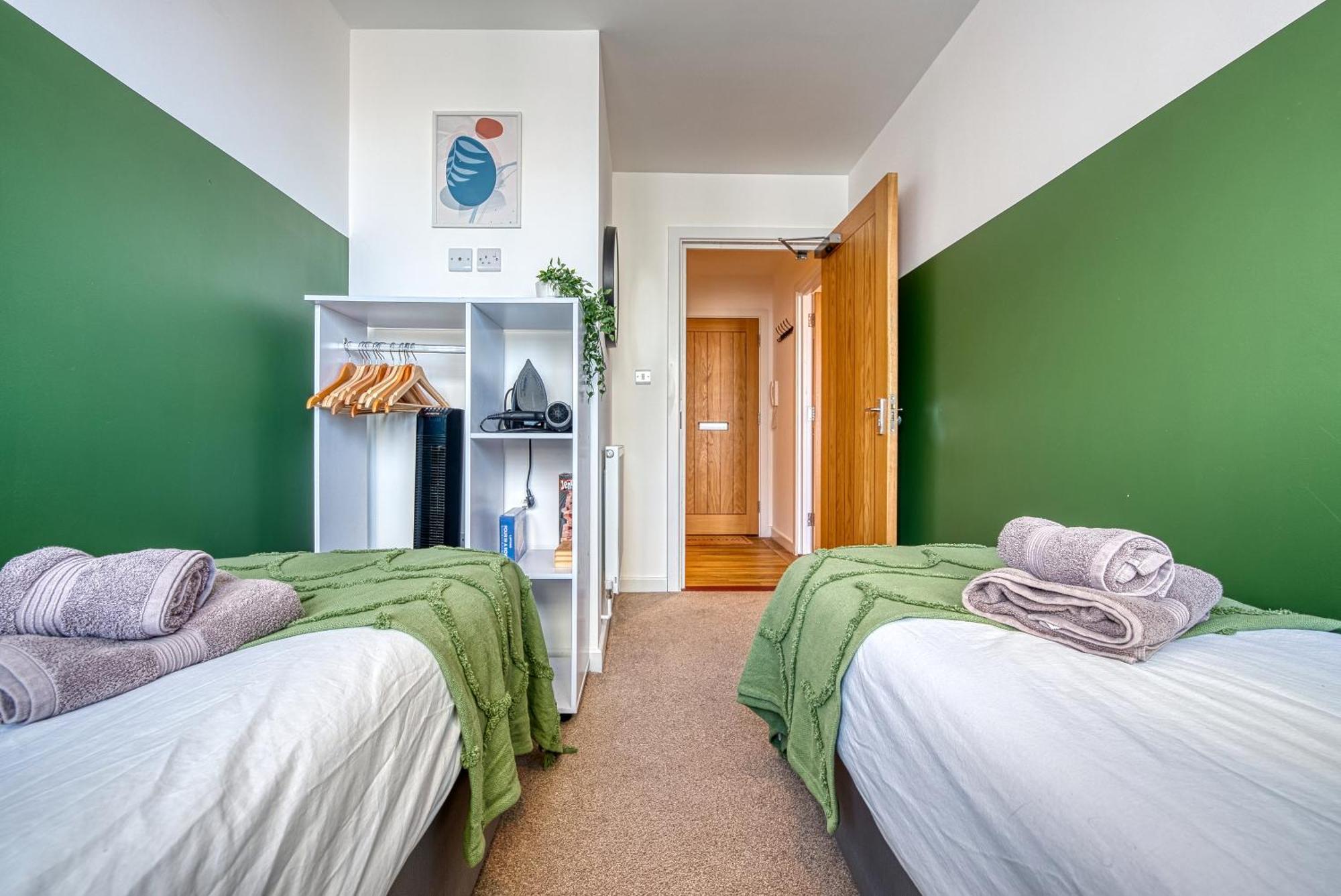 Apartment Blue Puffin Stays: Chic Near Gunwharf Quays & *