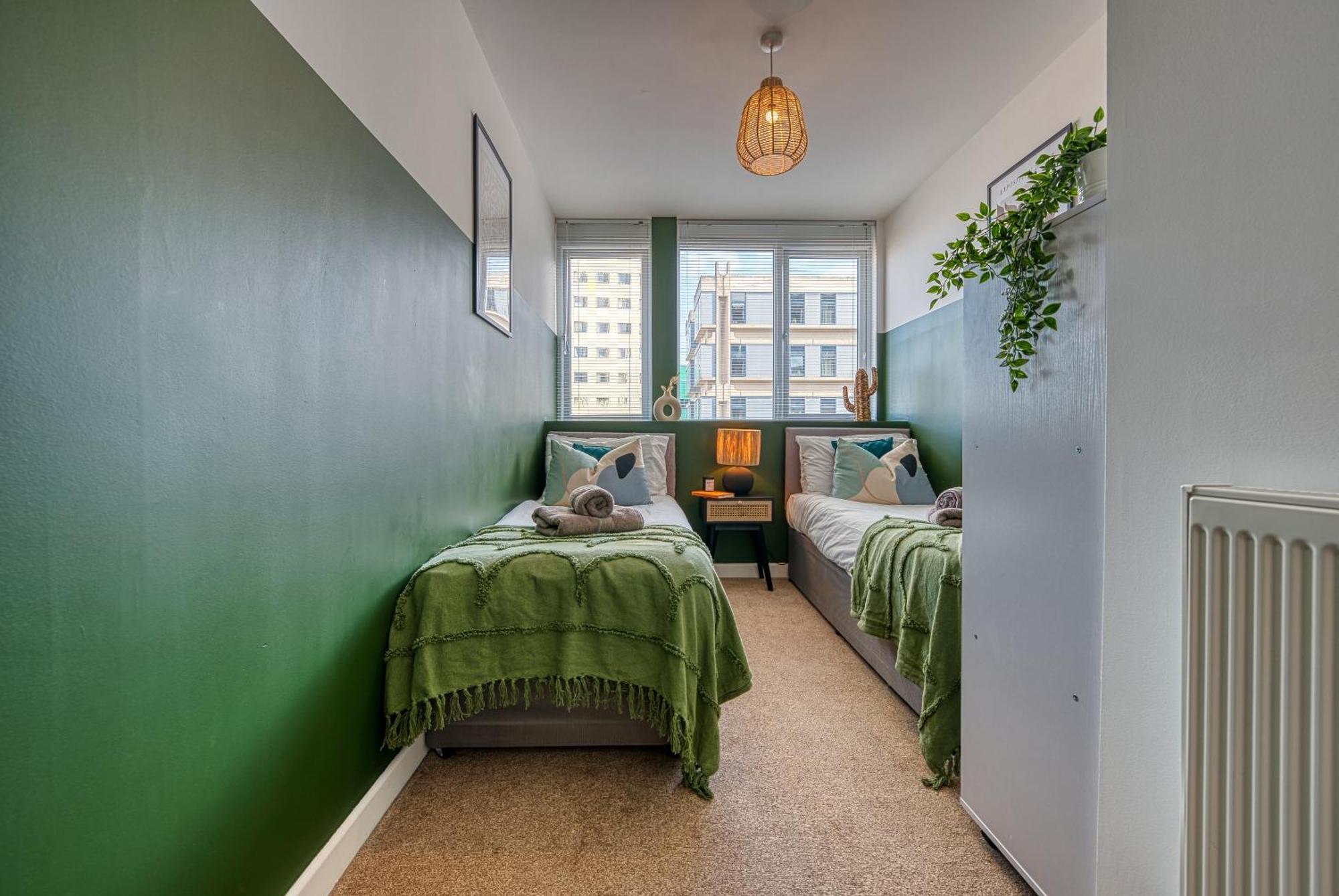 Blue Puffin Stays: Chic Near Gunwharf Quays &