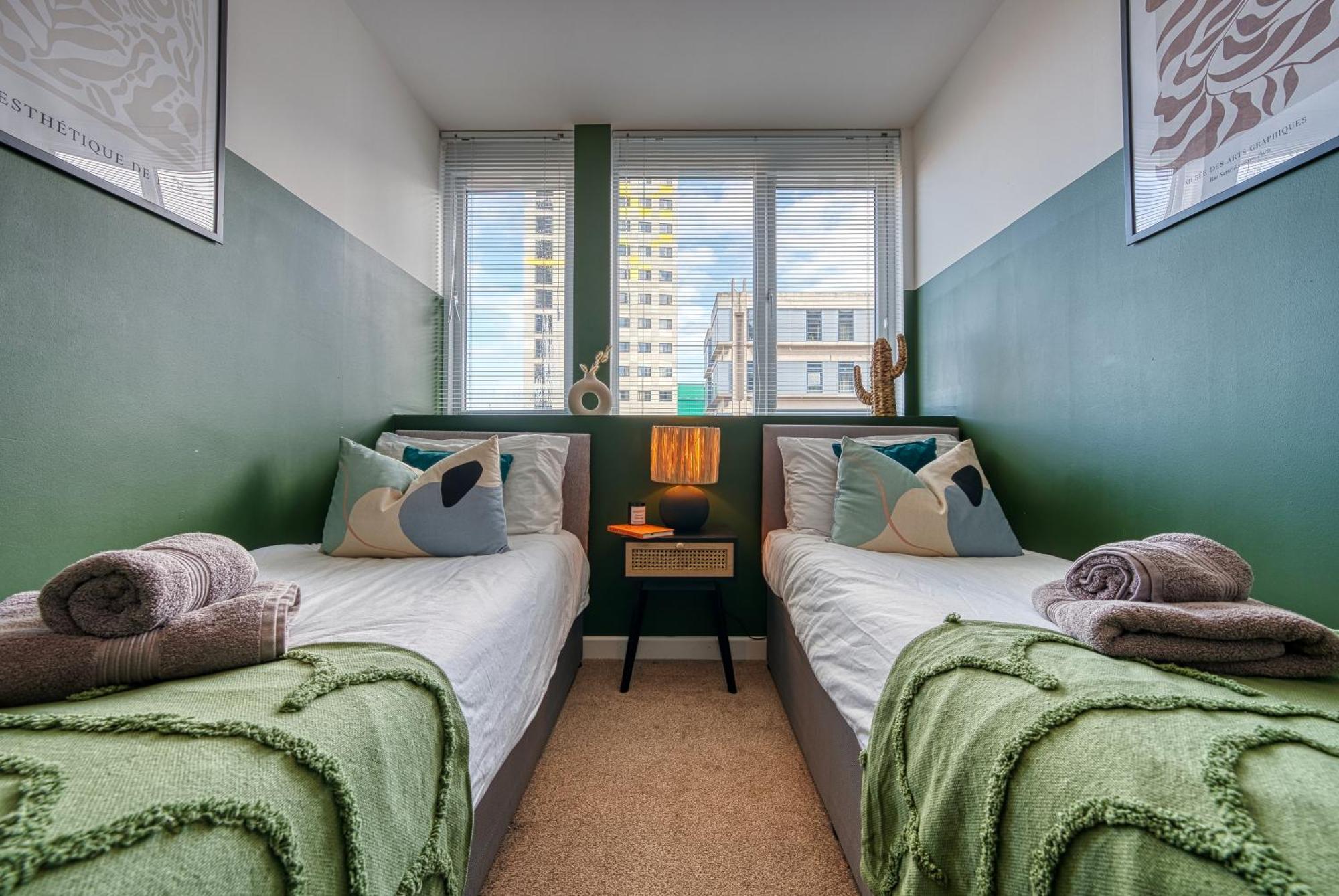 Apartment Blue Puffin Stays: Chic Near Gunwharf Quays & *