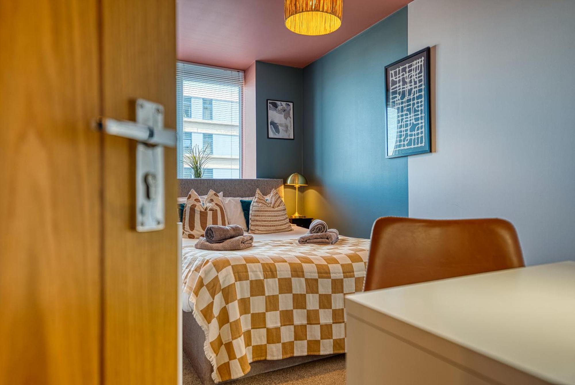 Blue Puffin Stays: Chic Near Gunwharf Quays & *