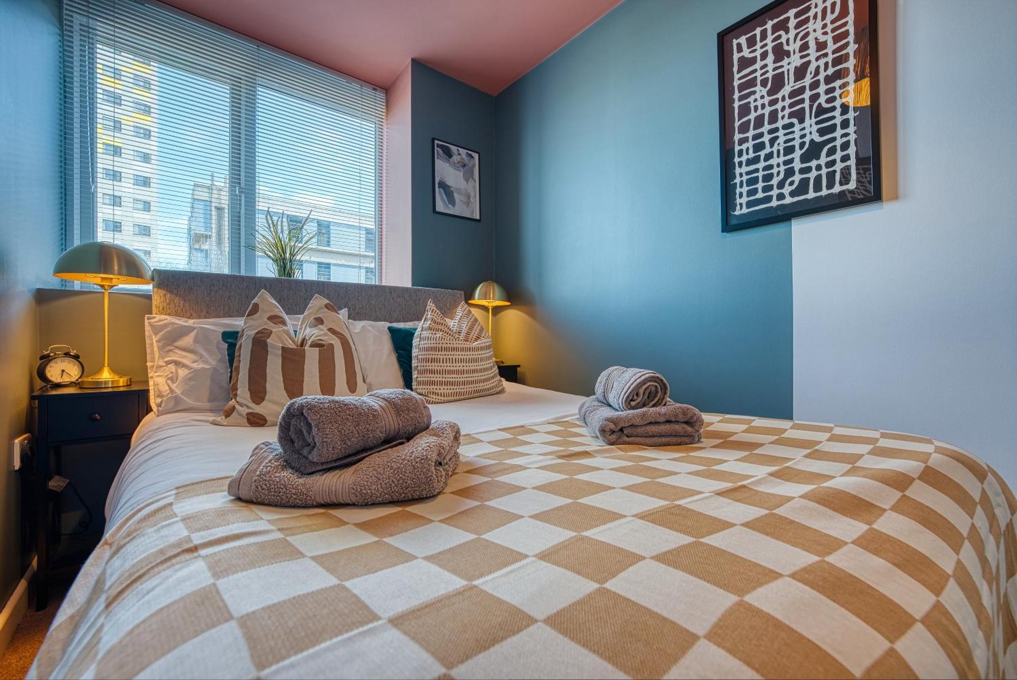 Blue Puffin Stays: Chic Near Gunwharf Quays & *