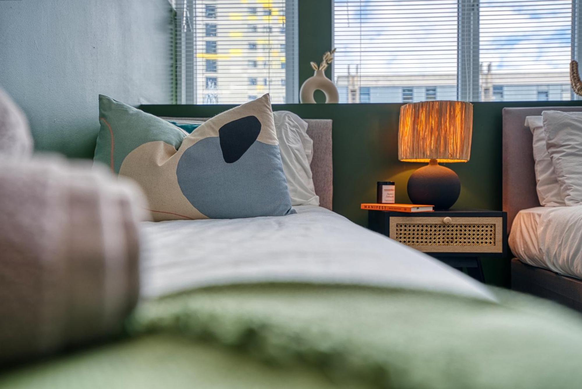 Apartment Blue Puffin Stays: Chic Near Gunwharf Quays & *