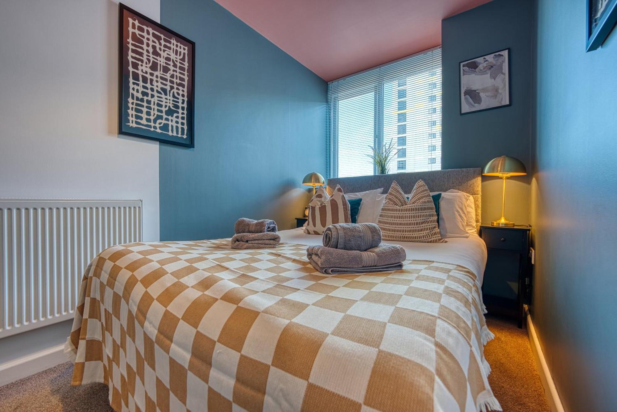 Blue Puffin Stays: Chic Near Gunwharf Quays & *