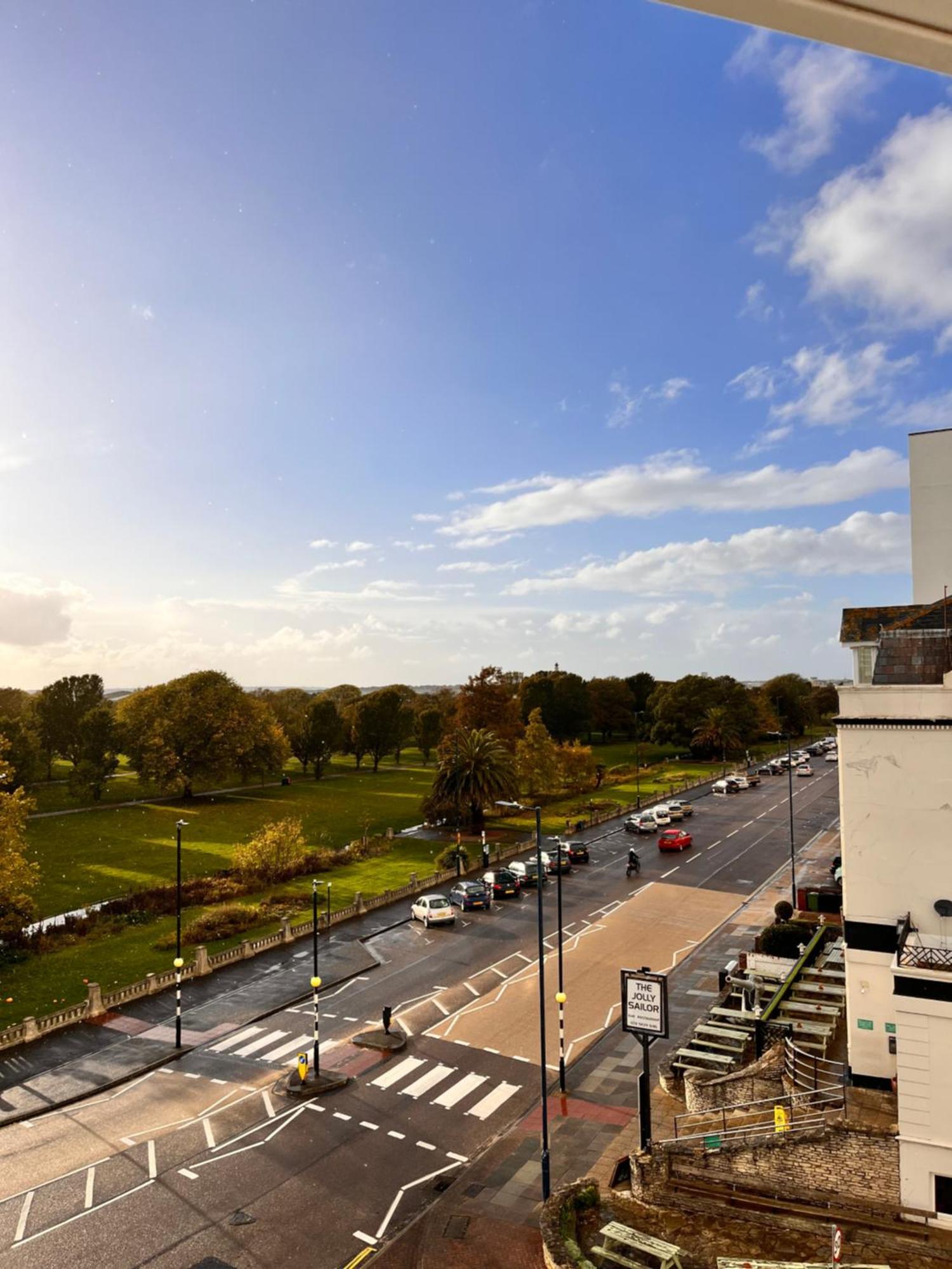 Southsea, - Two Bedroom - Newly Refurbished Throughout - Treetop Sea Views Apartment Portsmouth