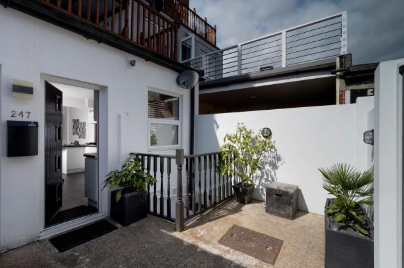 Milton Mews - Spacious And Modern 3 Bedroom In Apartment