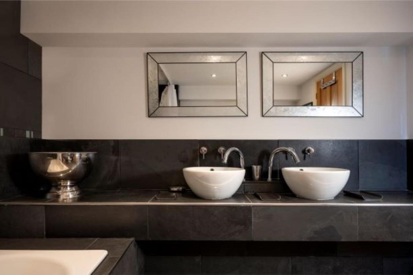 Milton Mews - Spacious And Modern 3 Bedroom In Apartment *