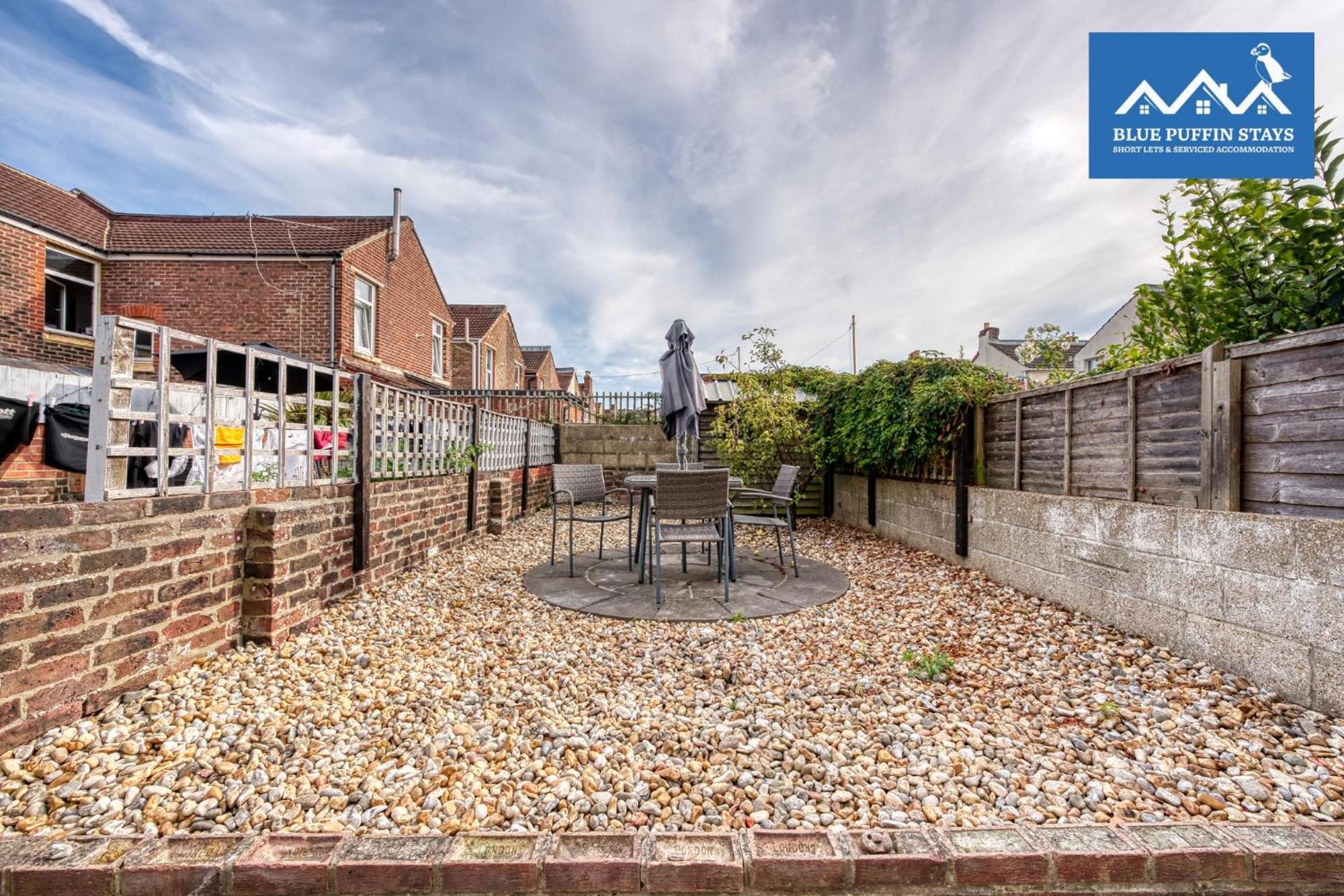 Stunning 3 Bed Chic Townhouse, Parking & Pet Friendly! Spacious - Sleeps 8 By Blue Puffin Holiday home