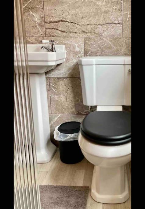 Spacious Semi-detached Southsea House, Free Parking On Drive