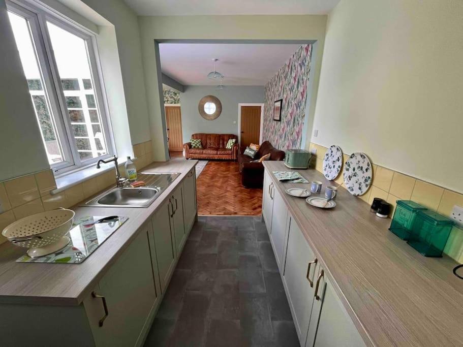 Spacious Semi-detached Southsea House, Free Parking On Drive *