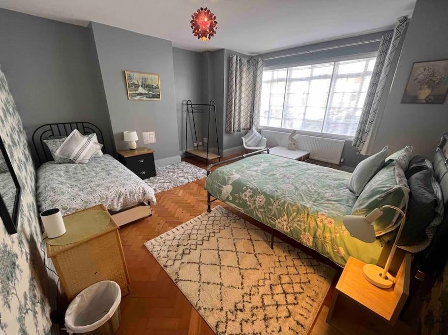 Spacious Semi-detached Southsea House, Free Parking On Drive