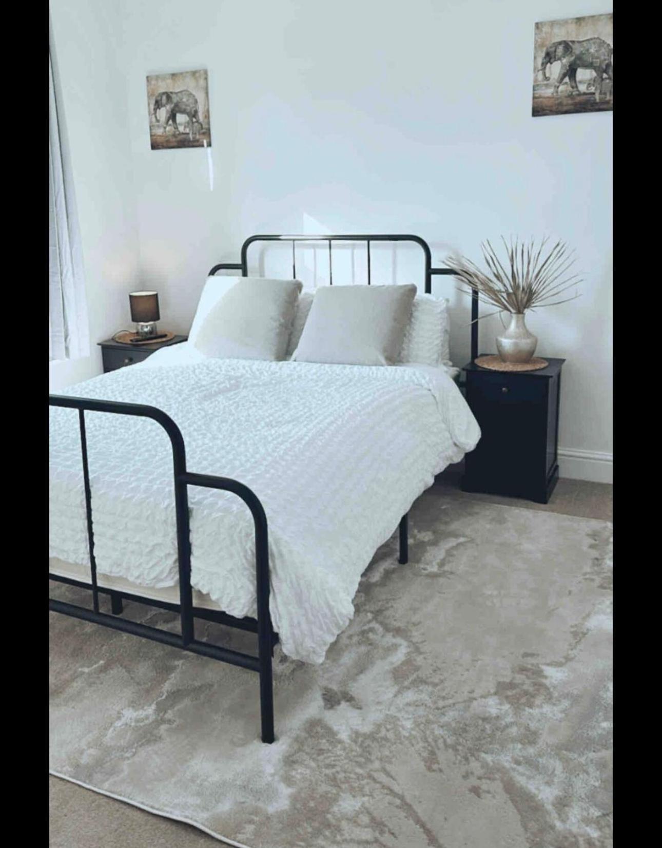 Apartment Southsea - Three Bedroom Home, Sleeps 8 - With Garden & Hot Tub