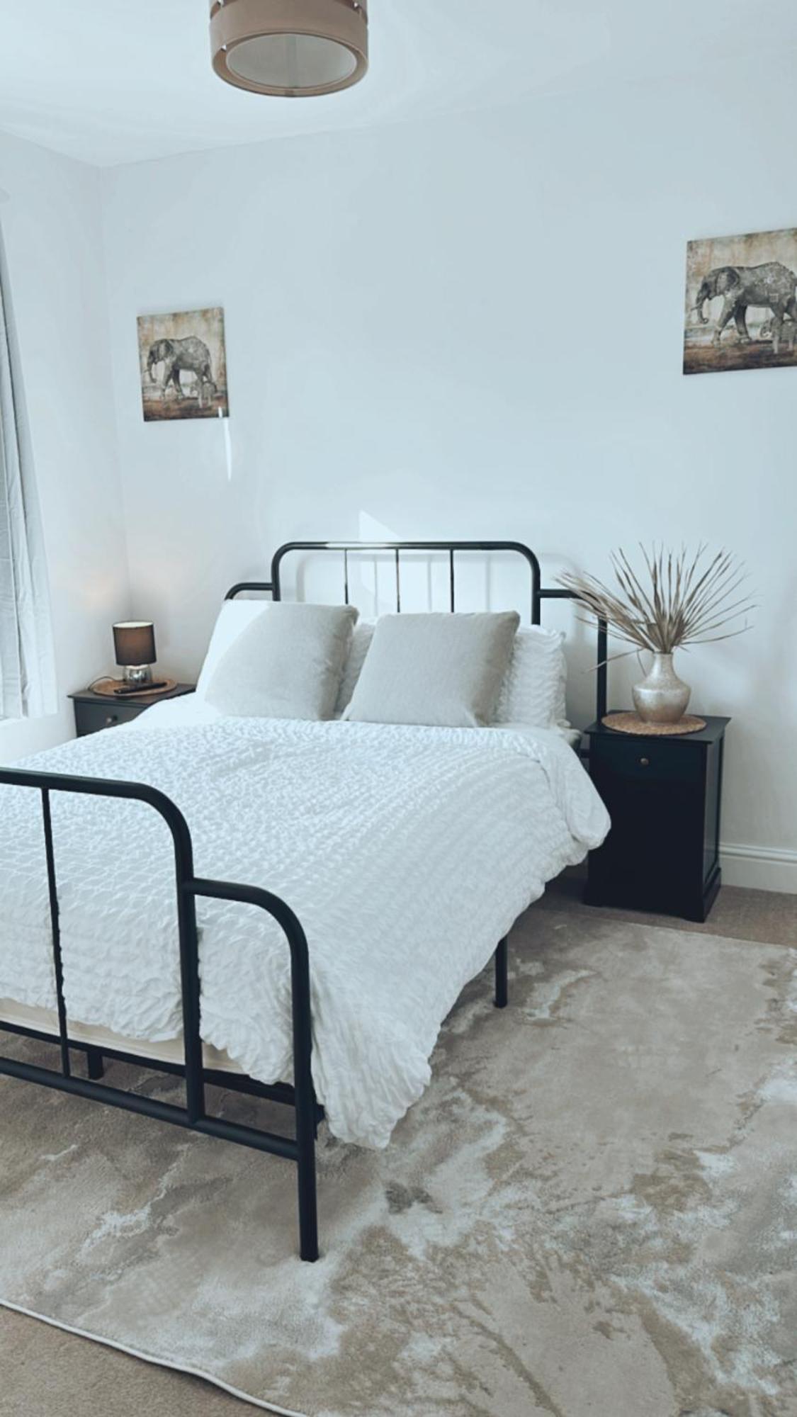 Southsea - Three Bedroom Home, Sleeps 8 - With Garden & Hot Tub Apartment *