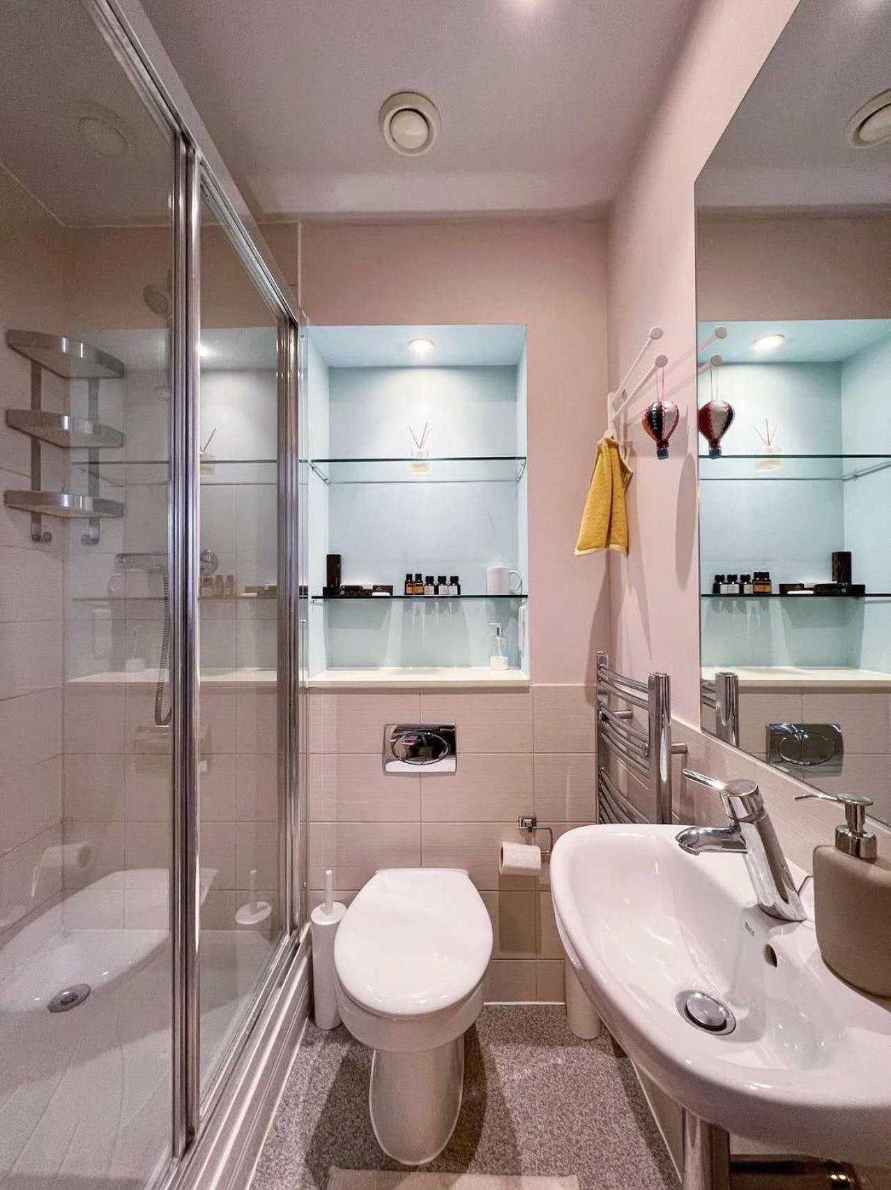 A Stylish Flat Offering A Private Bedroom Near Landmark Of Guest house Portsmouth