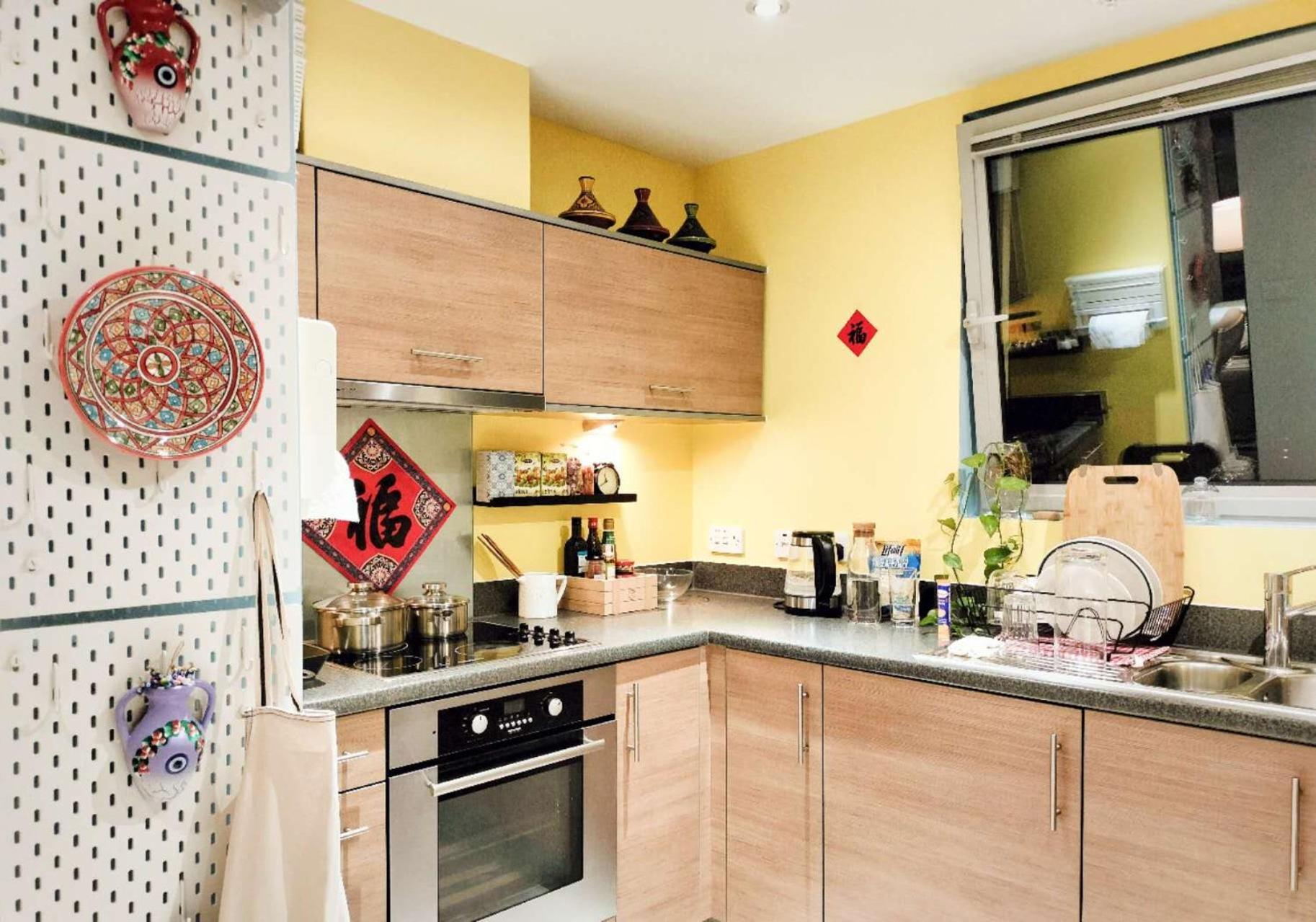 A Stylish Flat Offering A Private Bedroom Near Landmark Of Guest house
