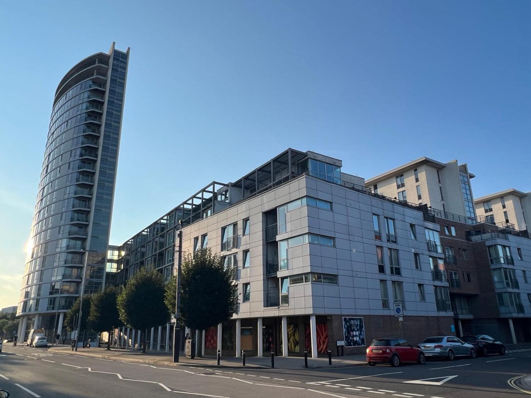 A Stylish Flat Offering A Private Bedroom Near Landmark Of Guest house