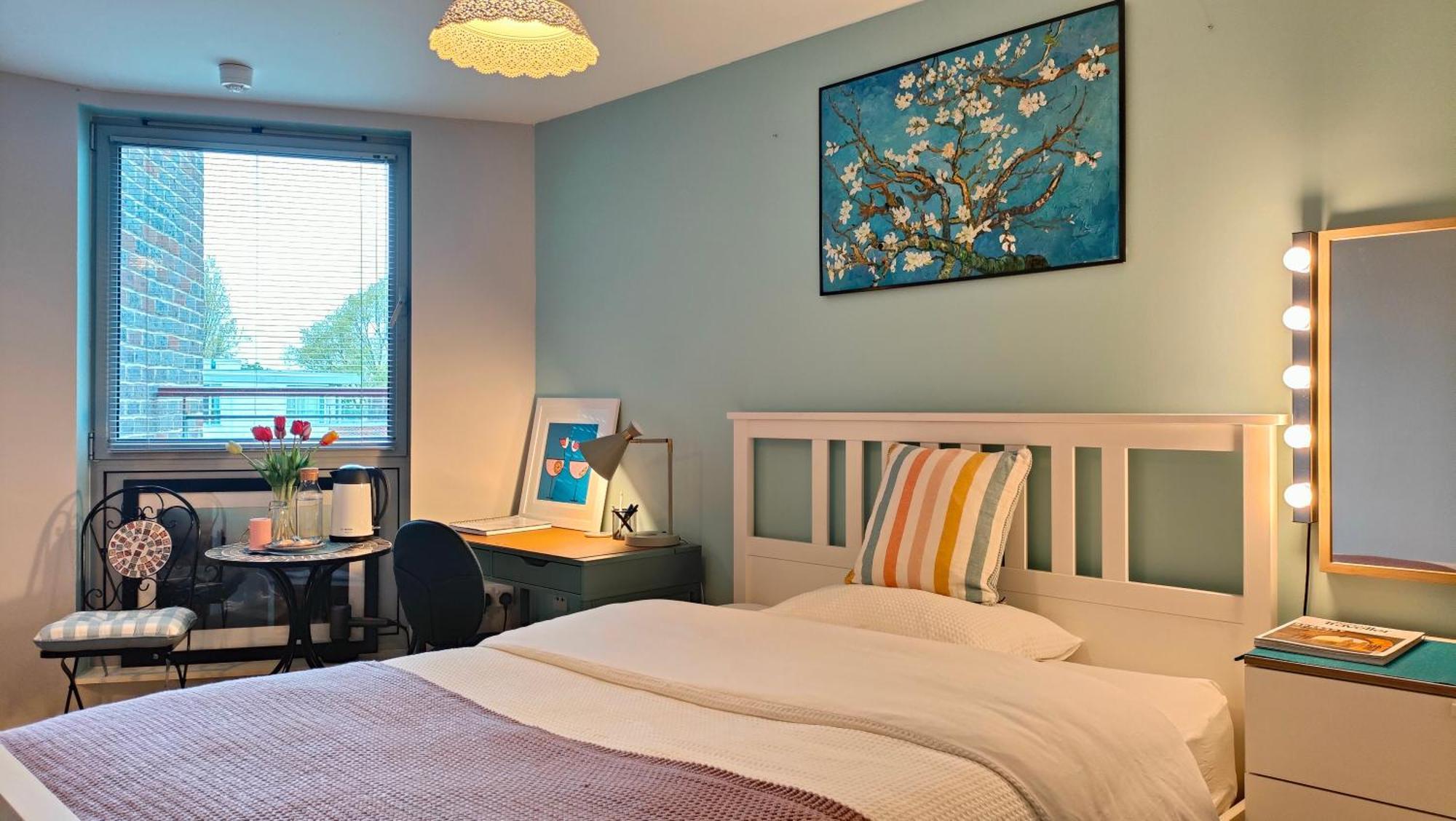 A Stylish Flat Offering A Private Bedroom Near Landmark Of