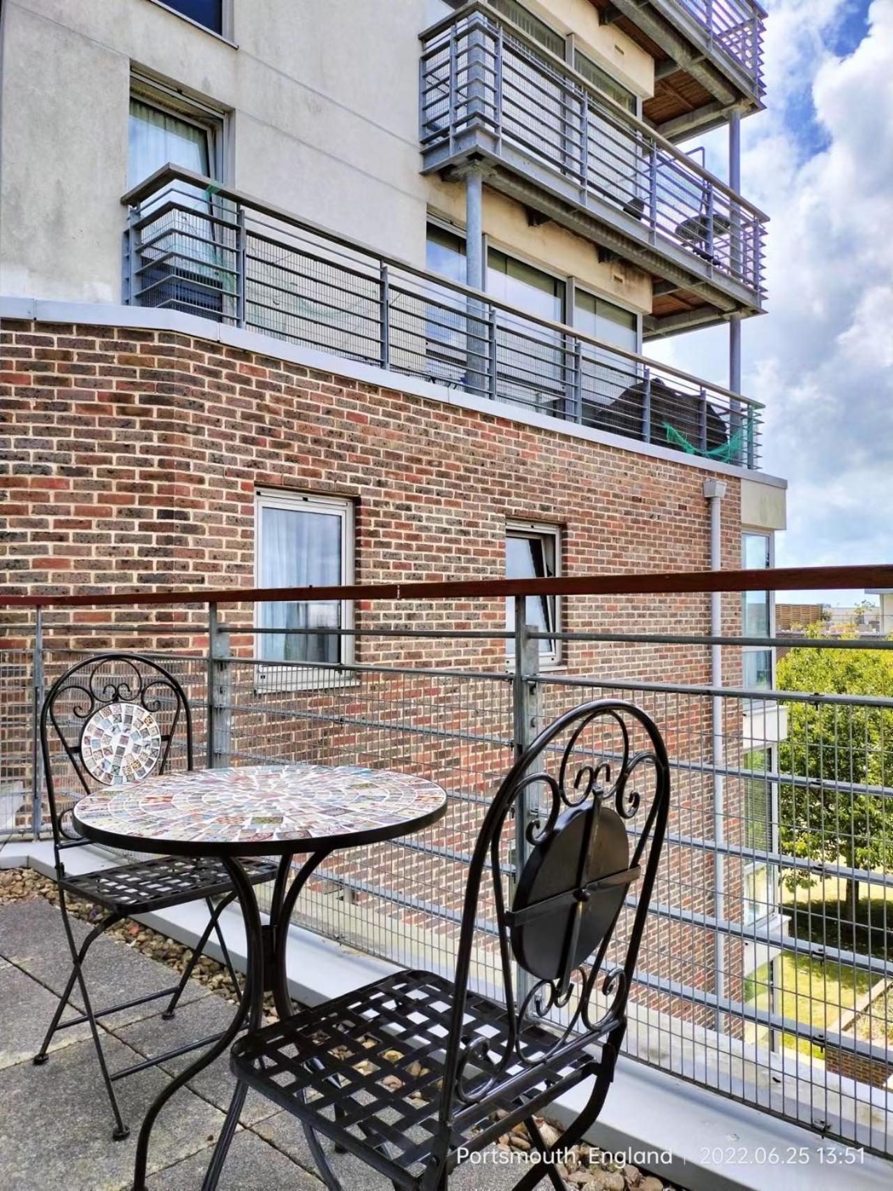 A Stylish Flat Offering A Private Bedroom Near Landmark Of * Portsmouth