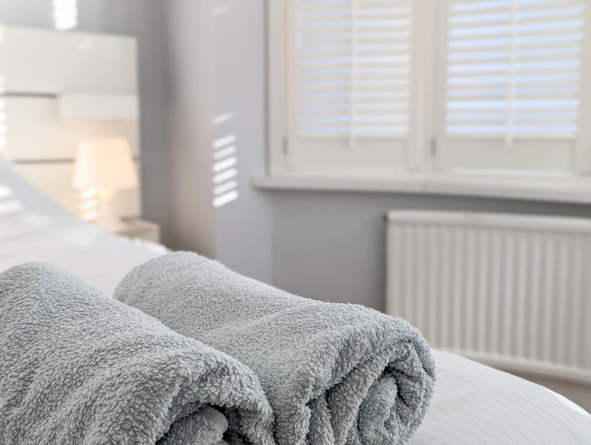 Bright Haven: 4-bed With Garden, Spa & Parking