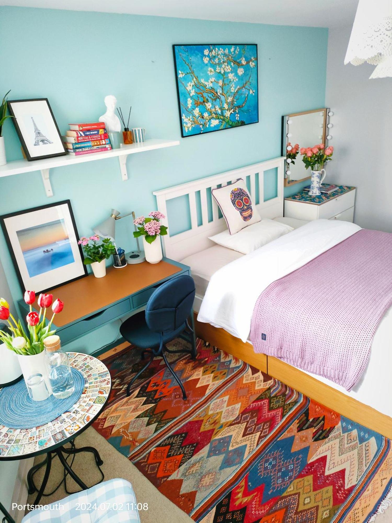 A Private Bedroom With Art Style Located In The Center Apartment Portsmouth