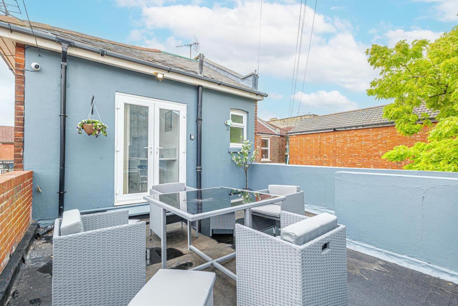 Luxury 4 Bedroom Southsea - Free Parking Apartment