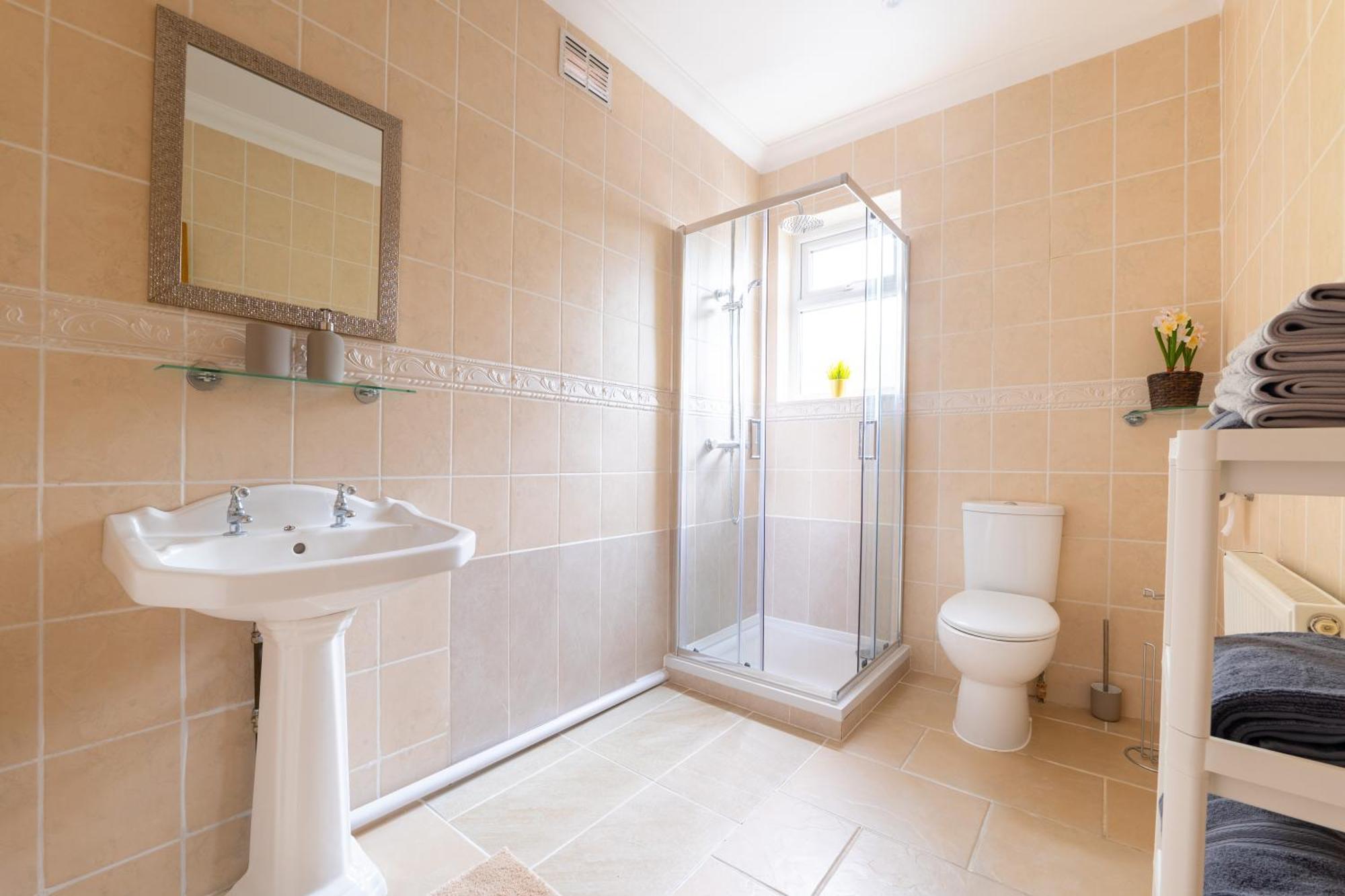 Luxury 4 Bedroom Southsea - Free Parking
