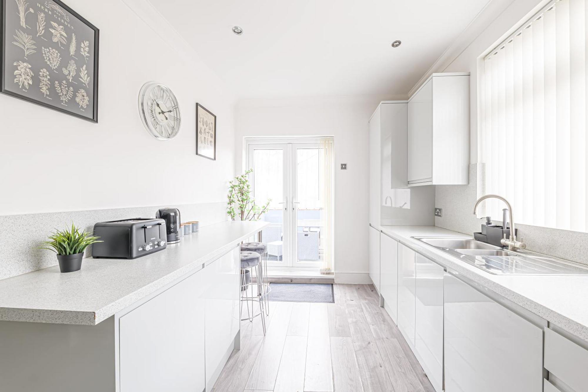 Luxury 4 Bedroom Southsea - Free Parking Apartment Portsmouth