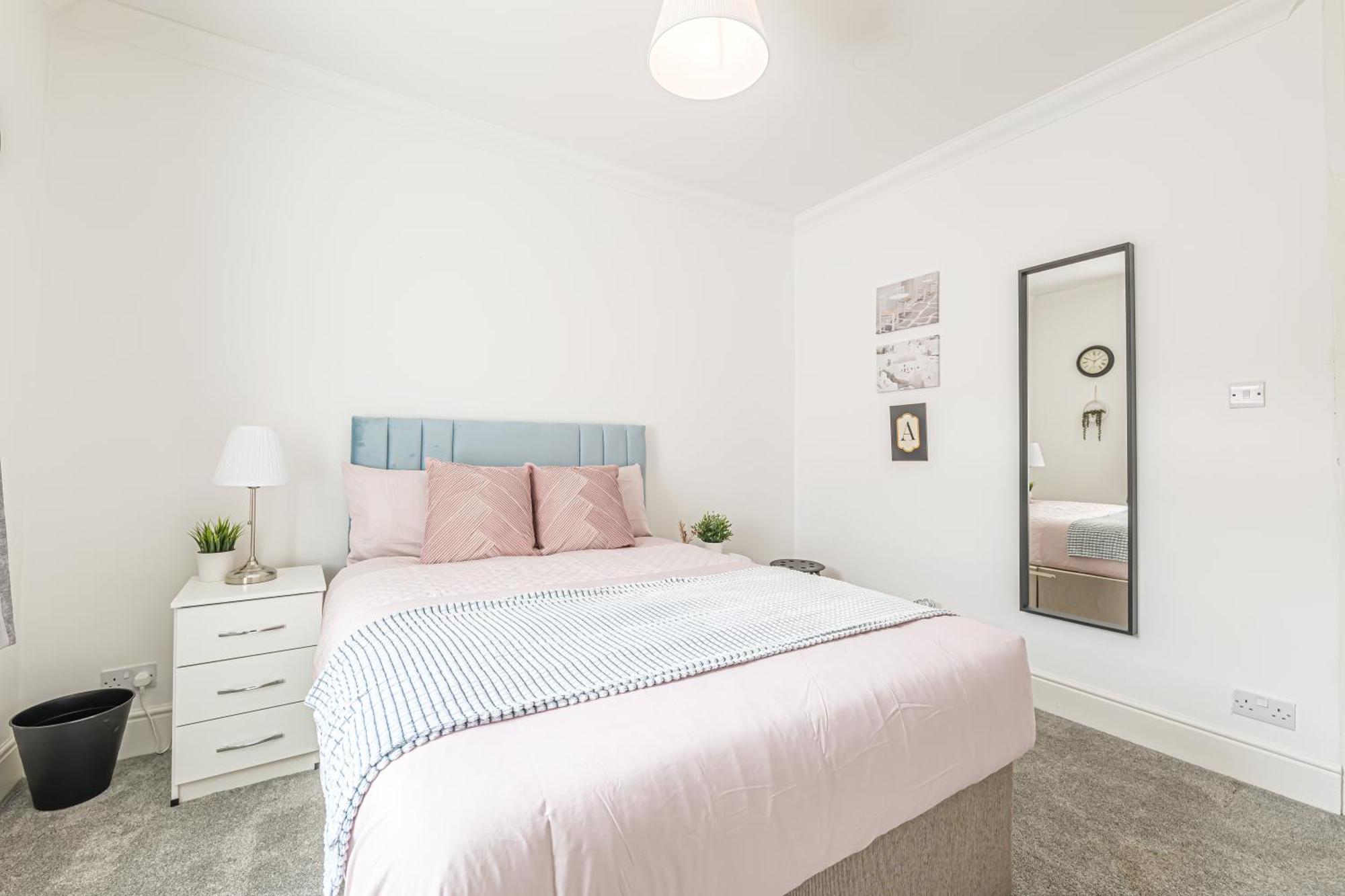 Luxury 4 Bedroom Southsea - Free Parking Apartment Portsmouth