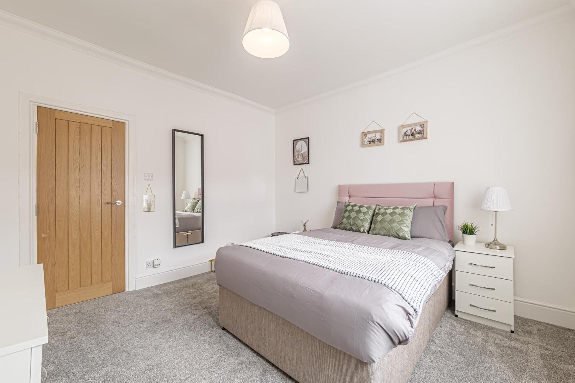 Luxury 4 Bedroom Southsea - Free Parking