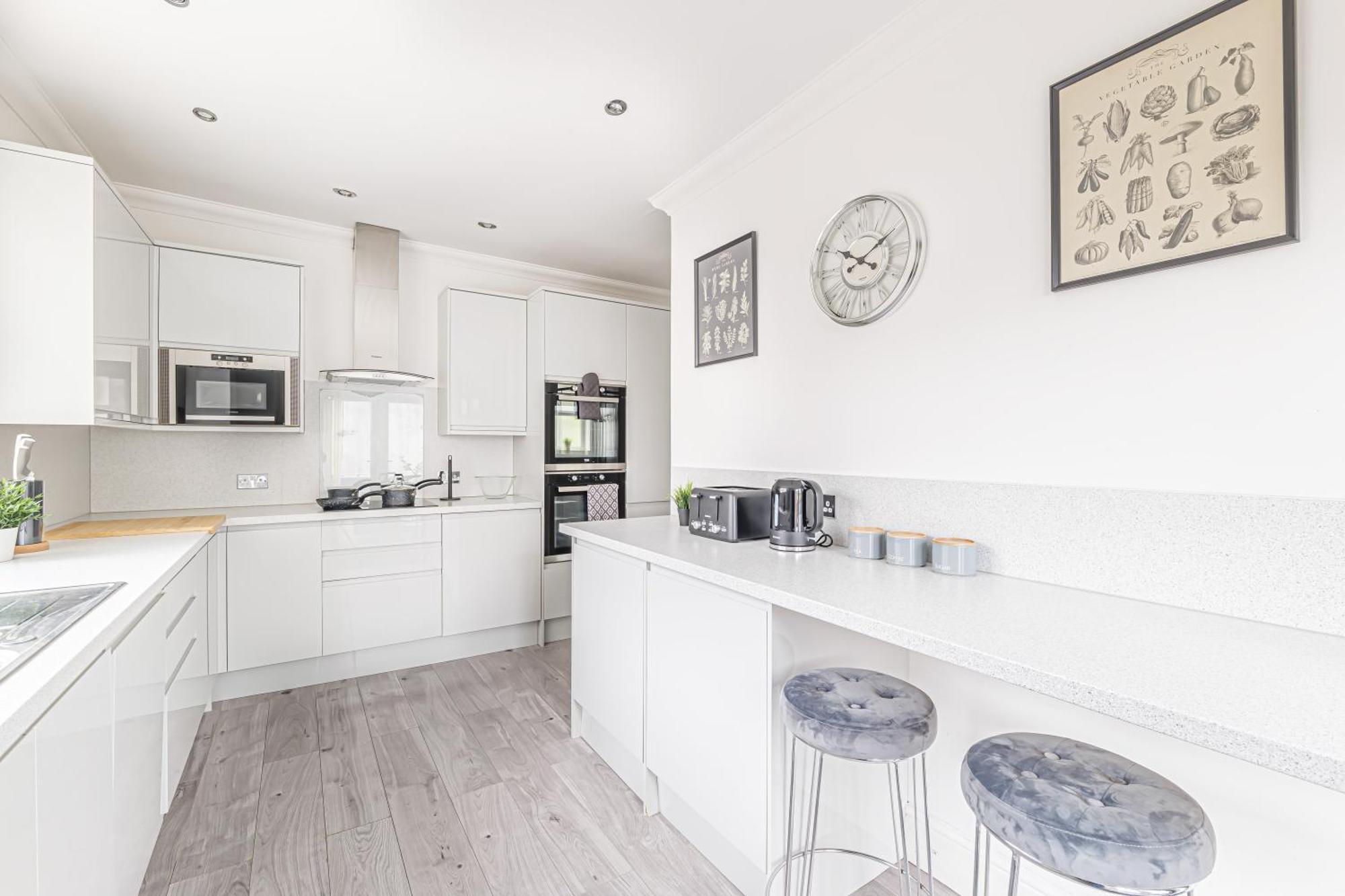 Luxury 4 Bedroom Southsea - Free Parking Apartment *