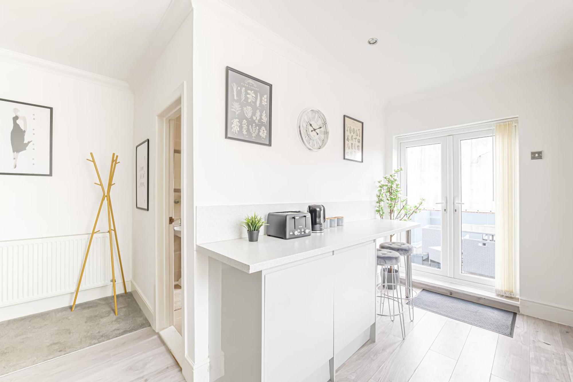 Luxury 4 Bedroom Southsea - Free Parking Apartment *
