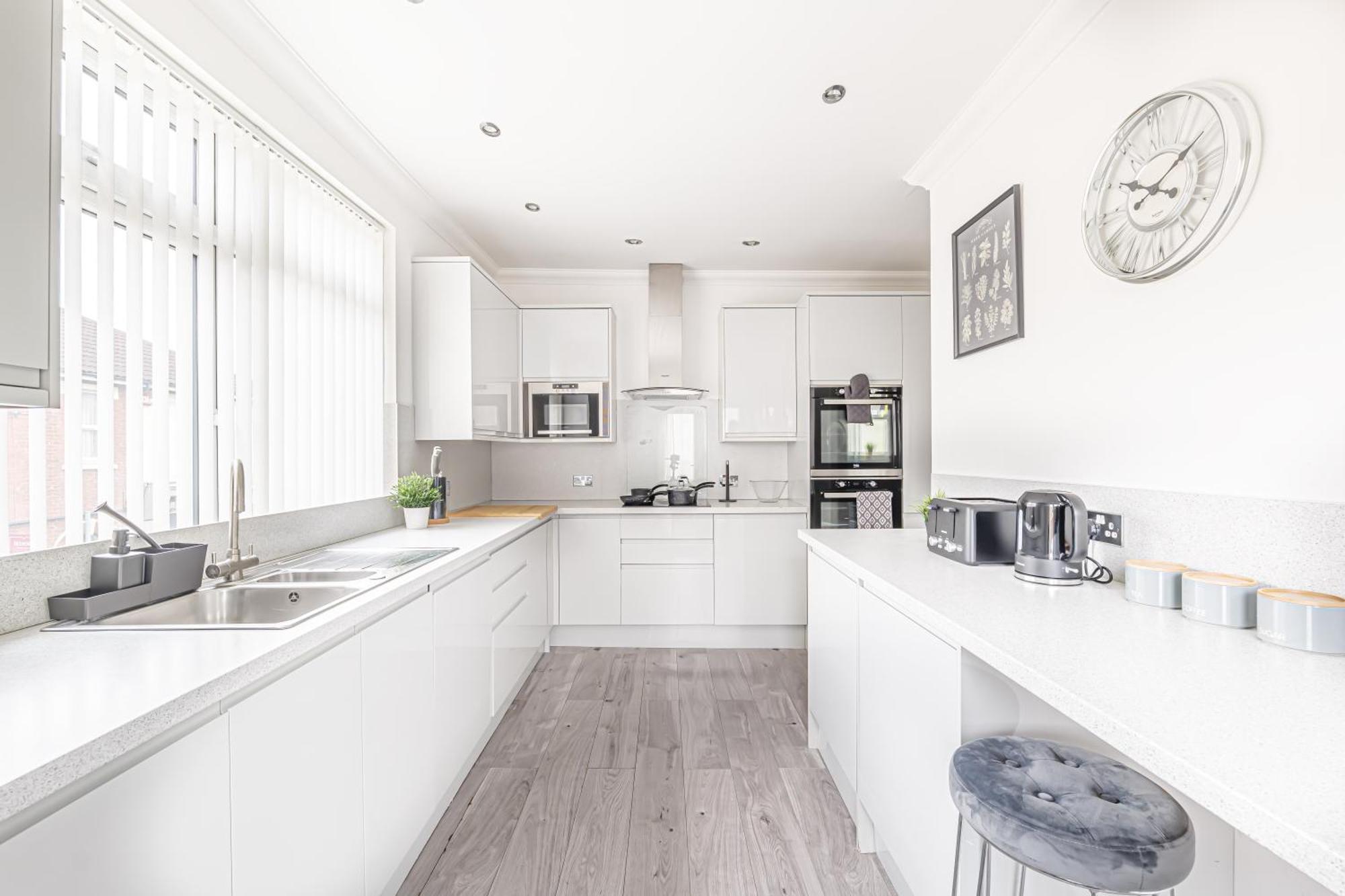 Luxury 4 Bedroom Southsea - Free Parking Apartment