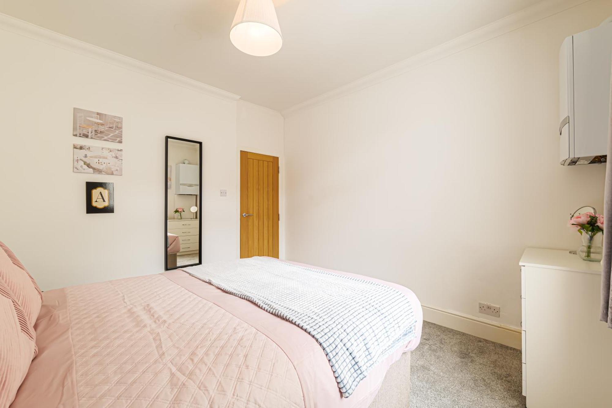 Luxury 4 Bedroom Southsea - Free Parking