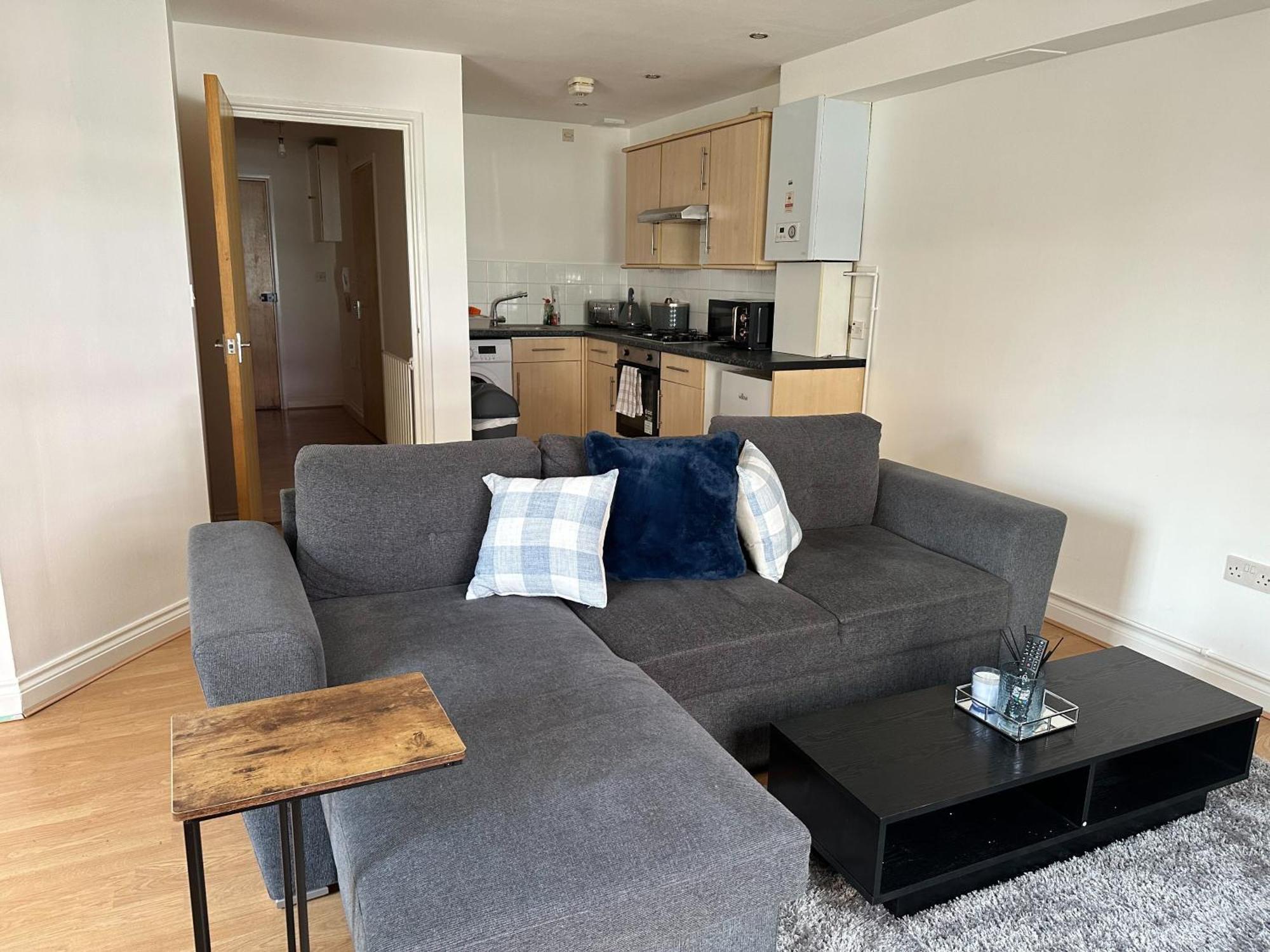 Seaside Serenity Modern 2-bed Flat In Southsea *