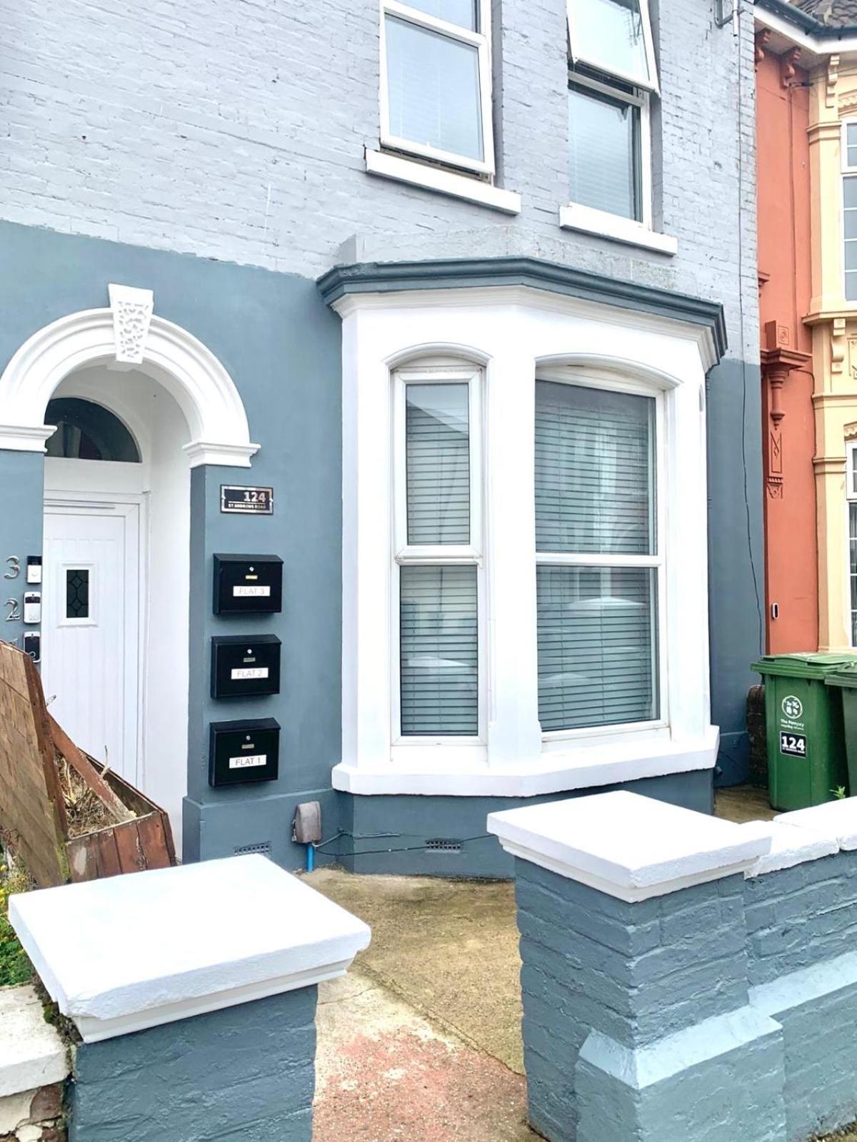 Luxury 2 Bedroom Southsea - Free Parking Apartment