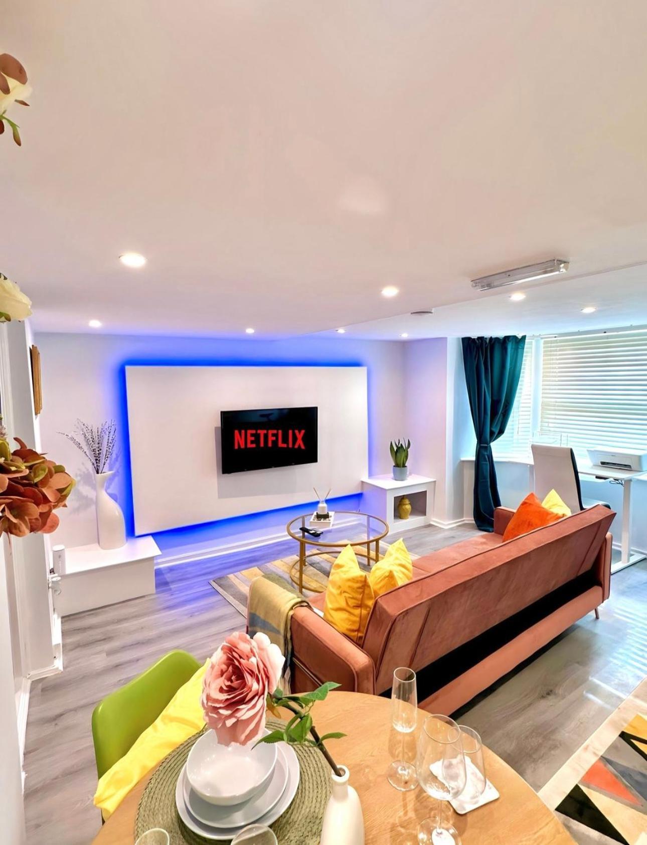 Centrally Located, Sleeps 4, 1 Bedroom In Apartment