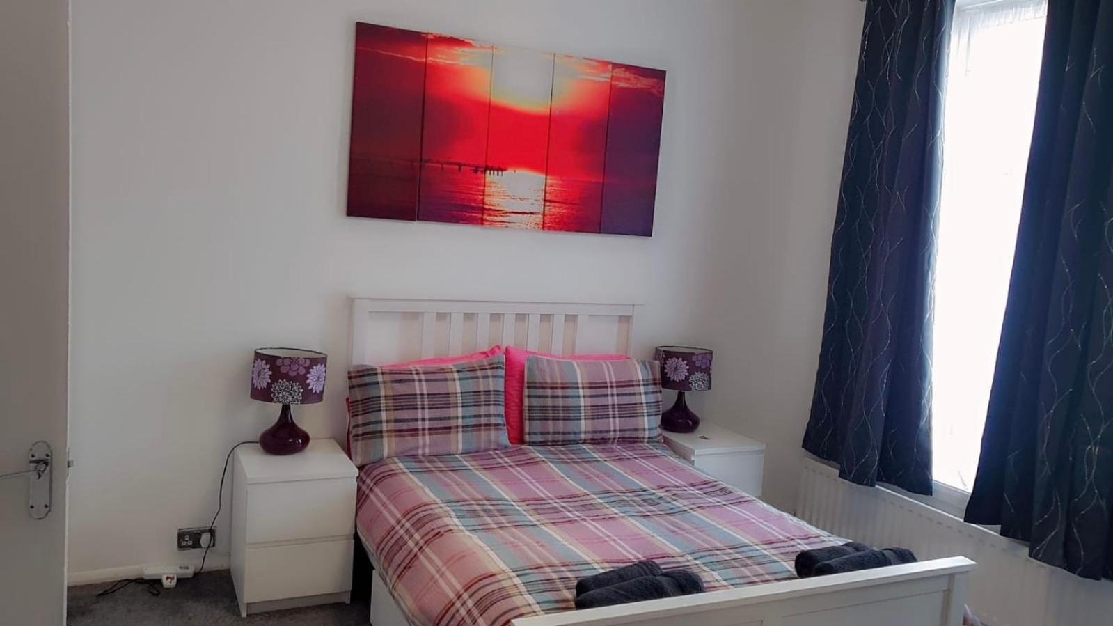 Apartment 2 Bed 1st Floor Apartment-own Entrance & Parking *