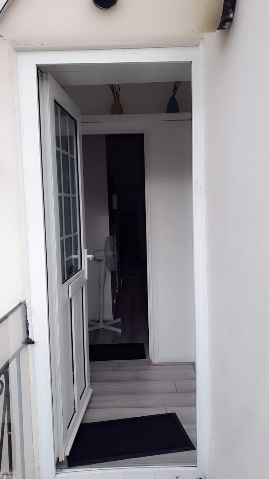 2 Bed 1st Floor Apartment-own Entrance & Parking * Portsmouth