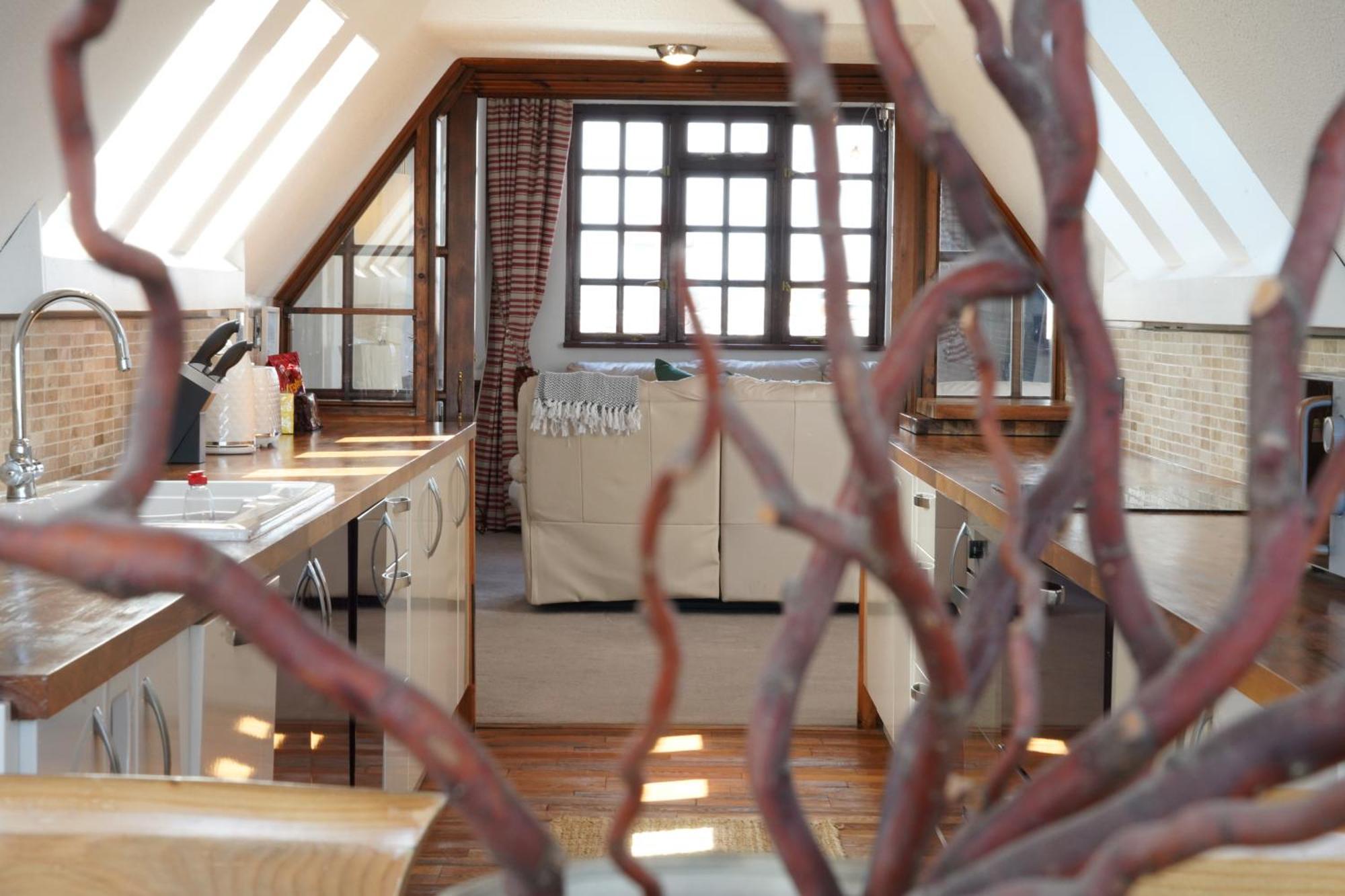 Spacious 4-bedroom Penthouse Sleeps 8 - Great View And Free Parking Apartment *