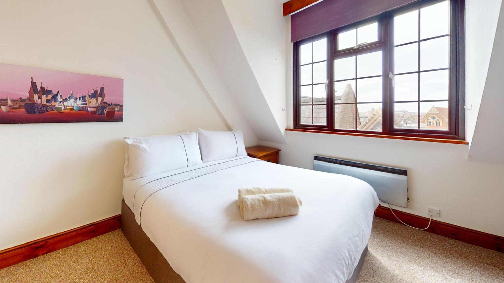 Spacious 4-bedroom Penthouse Sleeps 8 - Great View And Free Parking Apartment Portsmouth