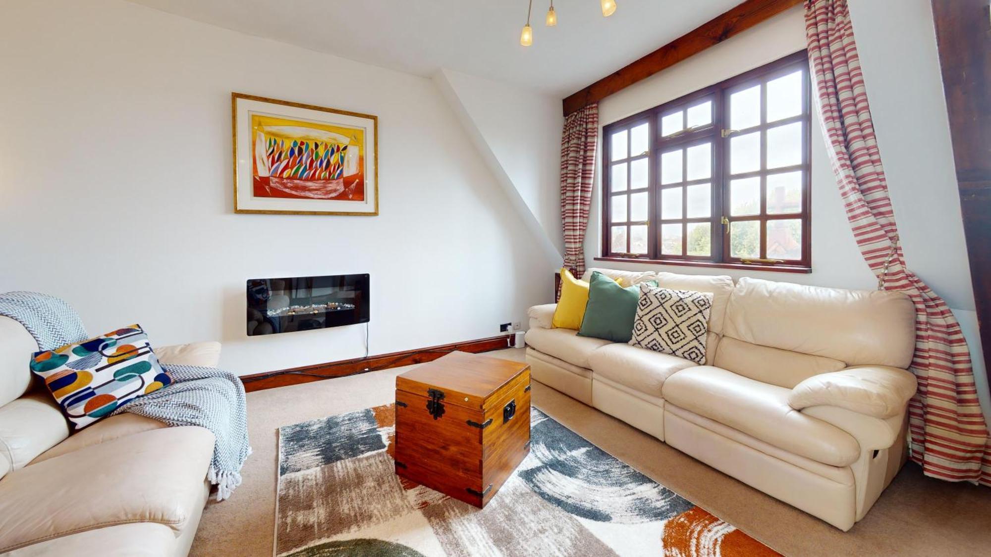 Spacious 4-bedroom Penthouse Sleeps 8 - Great View And Free Parking *