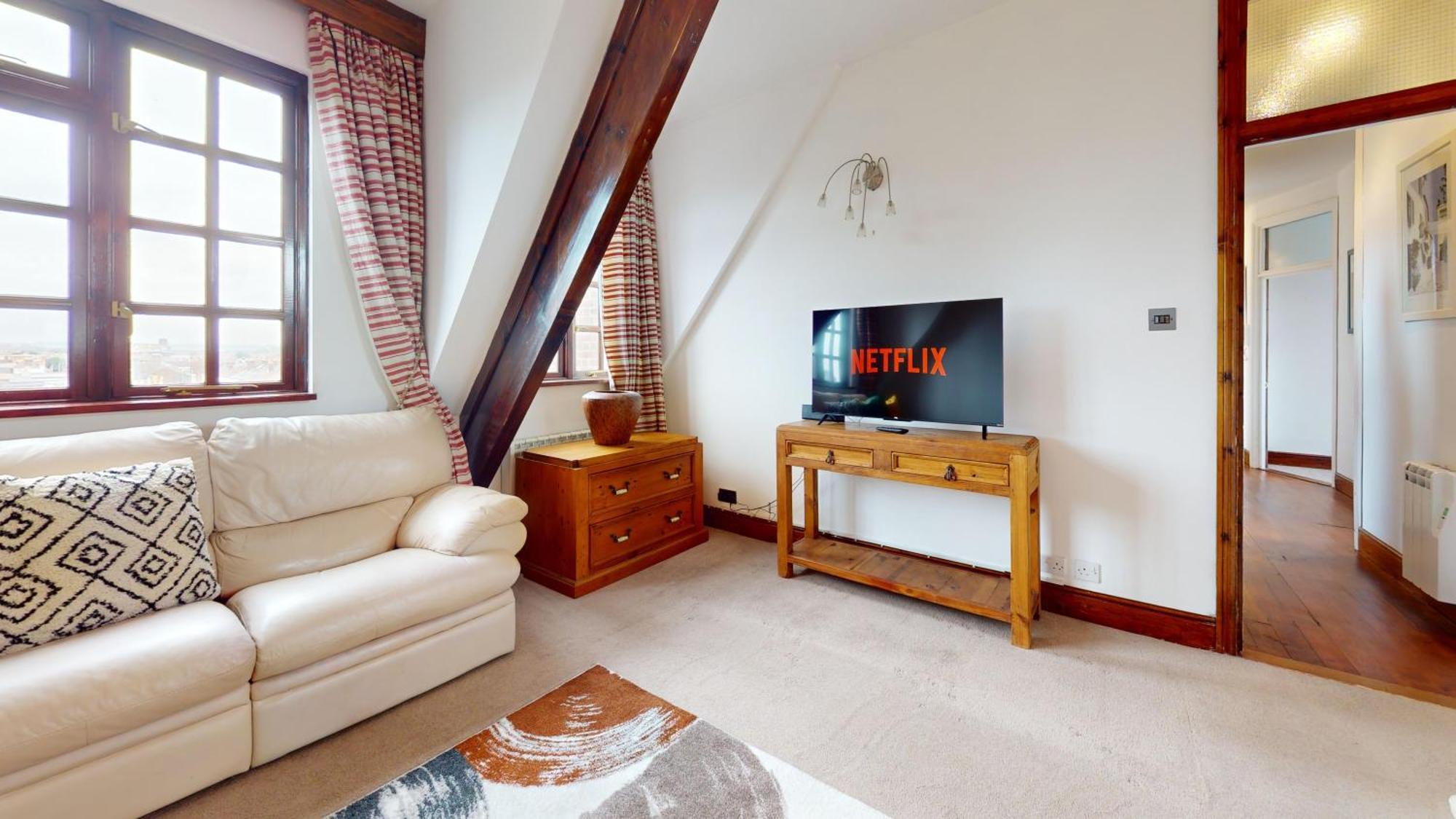Spacious 4-bedroom Penthouse Sleeps 8 - Great View And Free Parking Apartment