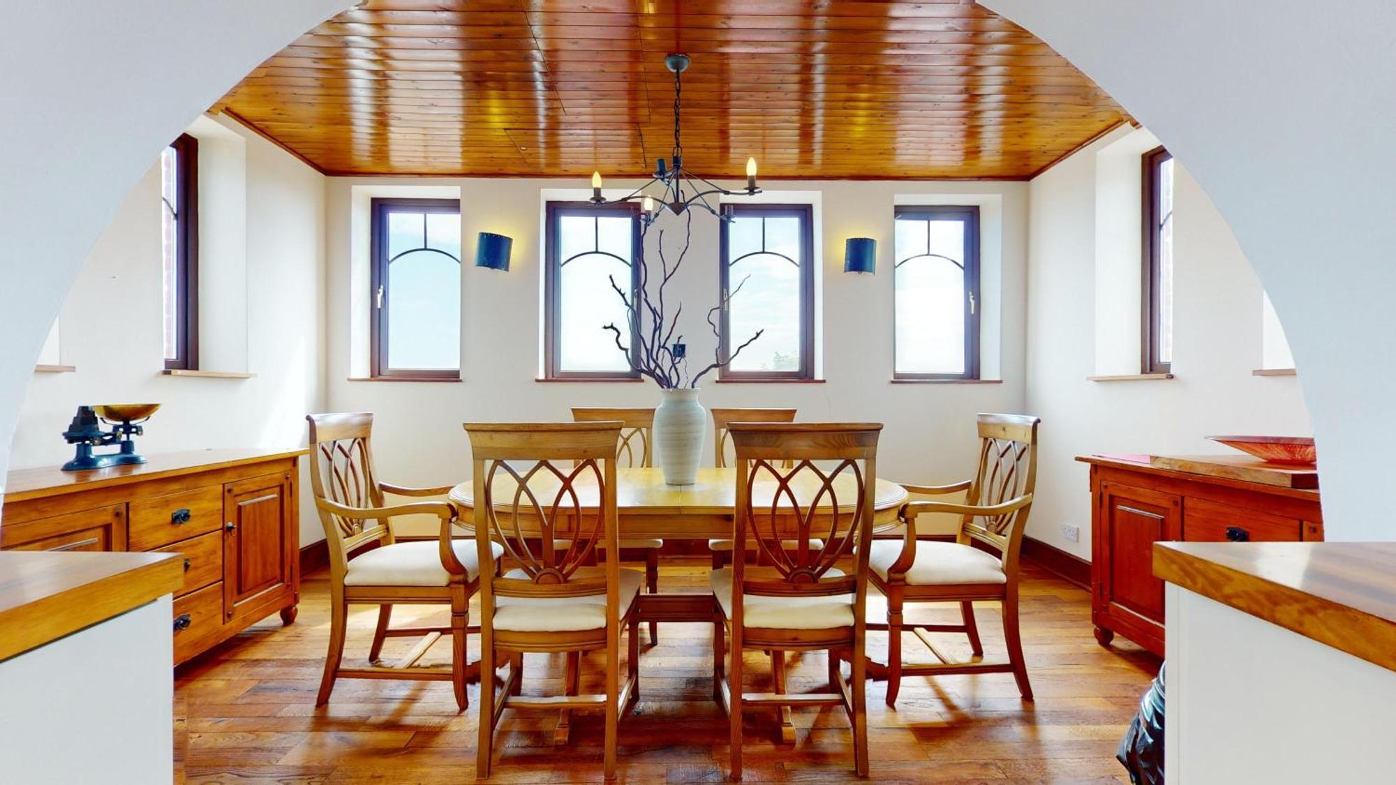 Spacious 4-bedroom Penthouse Sleeps 8 - Great View And Free Parking *
