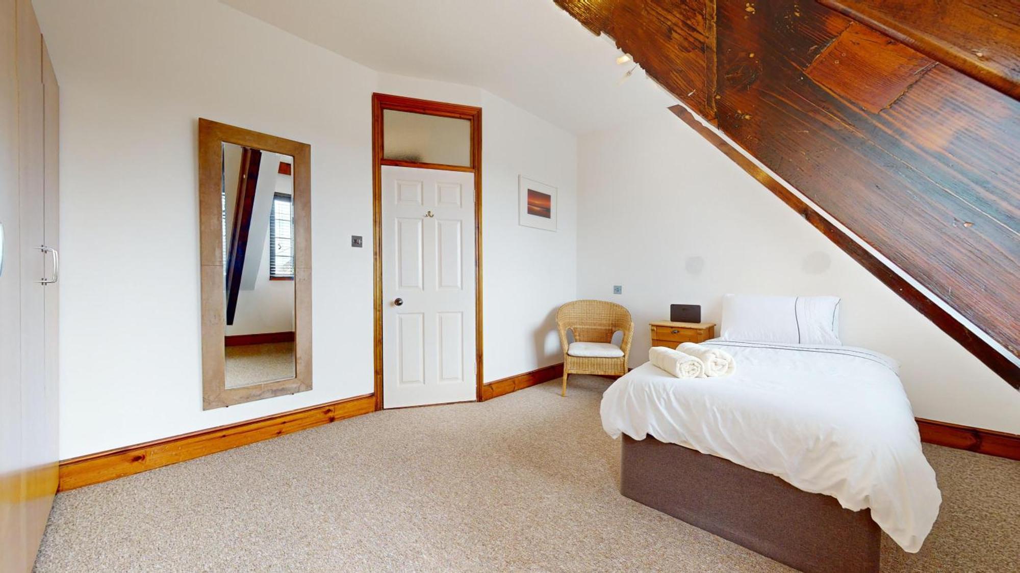 Spacious 4-bedroom Penthouse Sleeps 8 - Great View And Free Parking Portsmouth