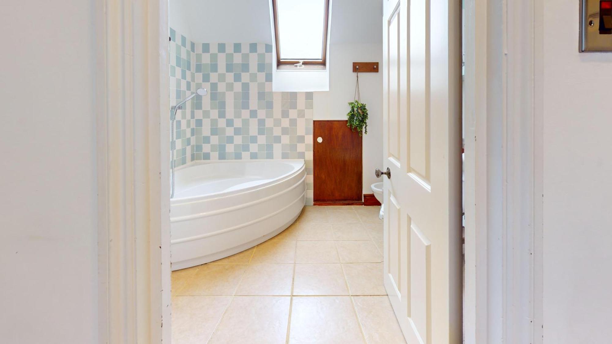 Spacious 4-bedroom Penthouse Sleeps 8 - Great View And Free Parking