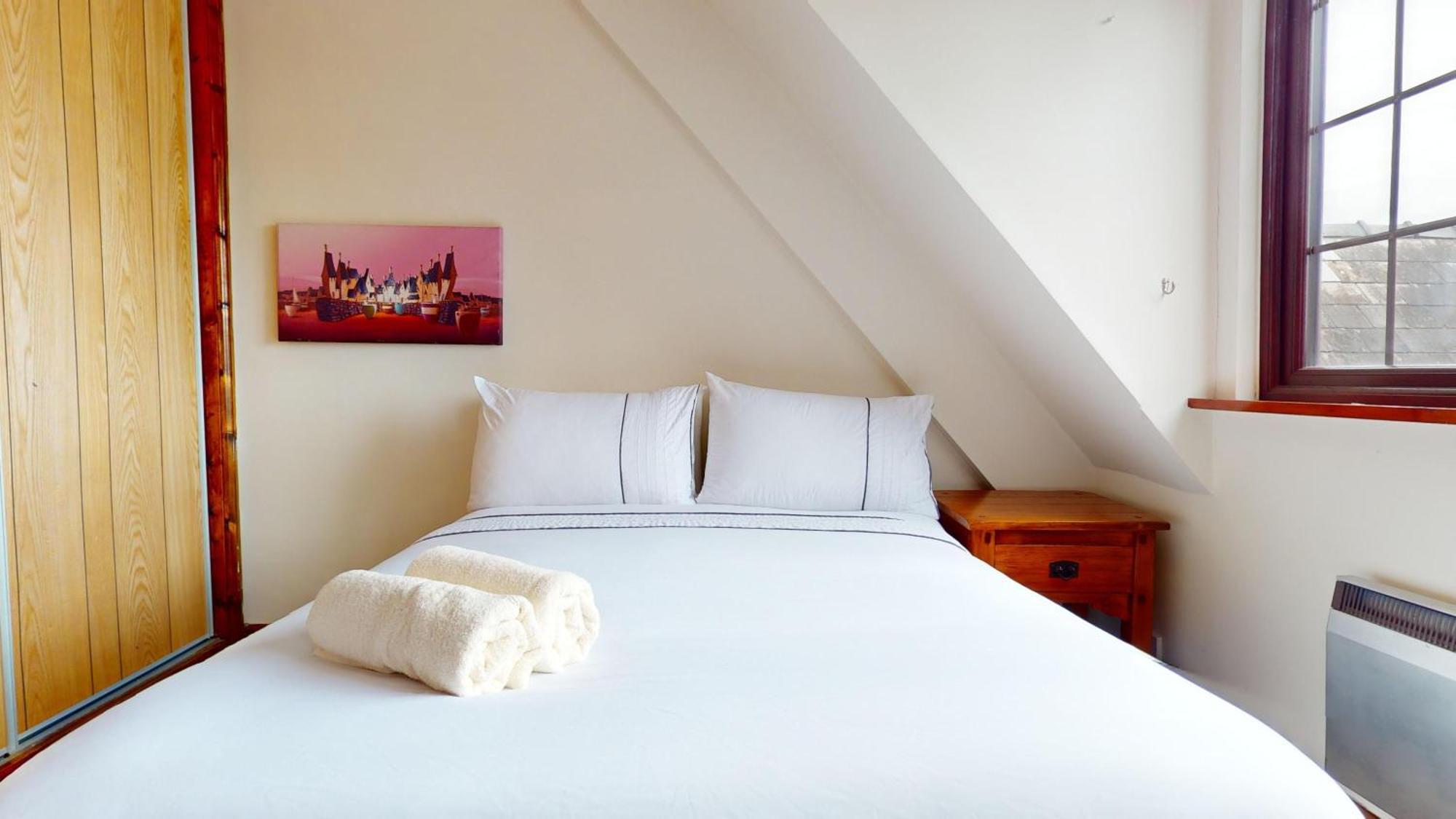 Spacious 4-bedroom Penthouse Sleeps 8 - Great View And Free Parking Apartment *