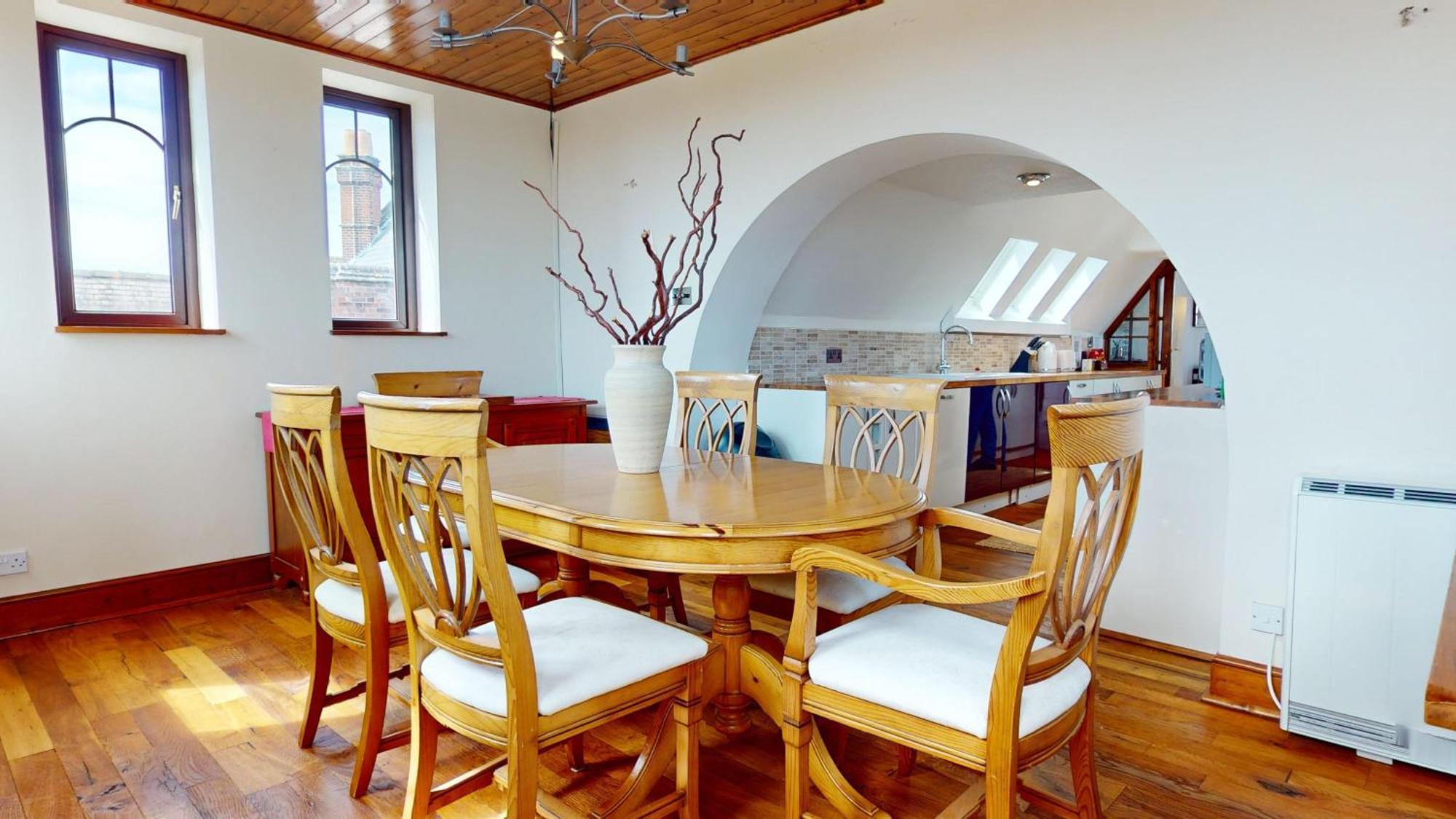 Spacious 4-bedroom Penthouse Sleeps 8 - Great View And Free Parking *