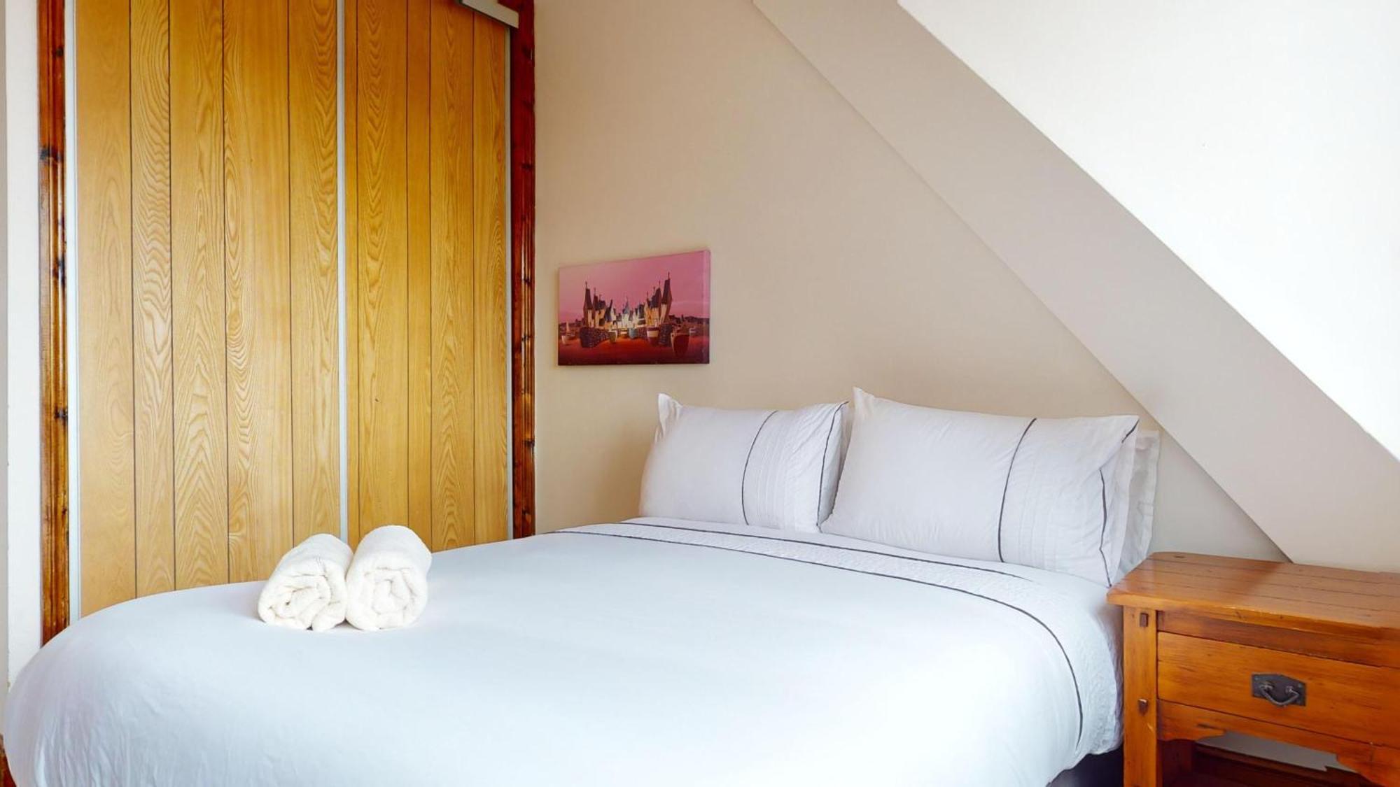 Spacious 4-bedroom Penthouse Sleeps 8 - Great View And Free Parking Apartment *