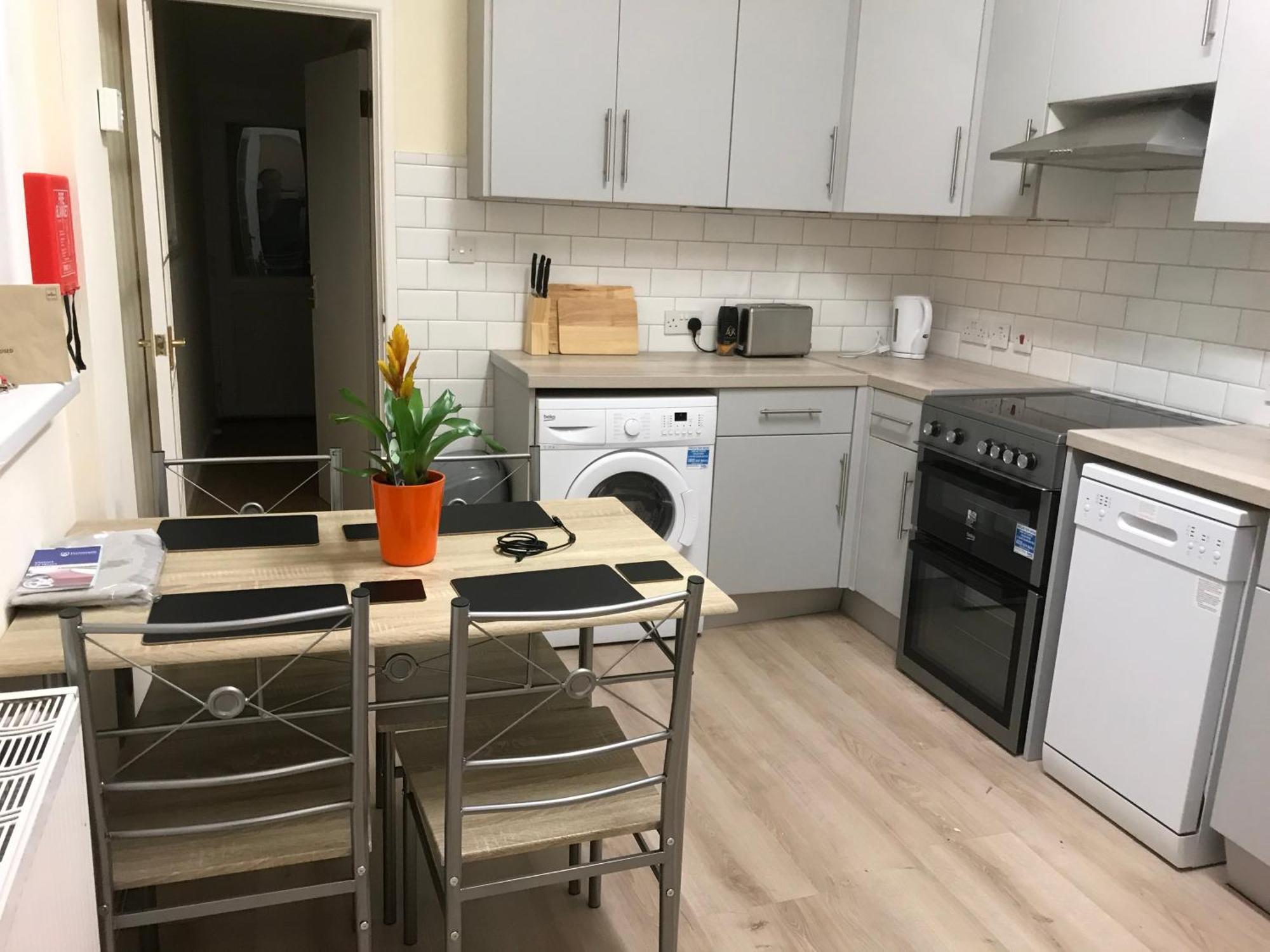 Town House Less Than 20 Mins Walk To The * Portsmouth
